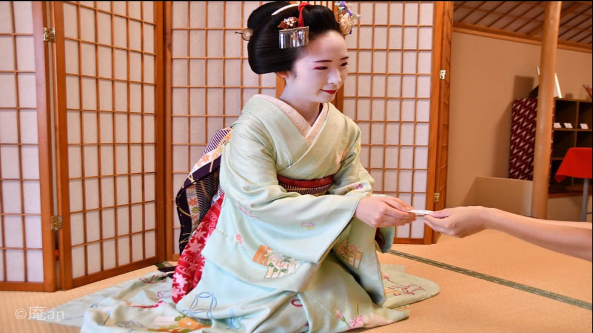 京の伝統文化に触れる♪〜舞妓さんと一緒にお点前体験〜チェックイン日の18時スタート