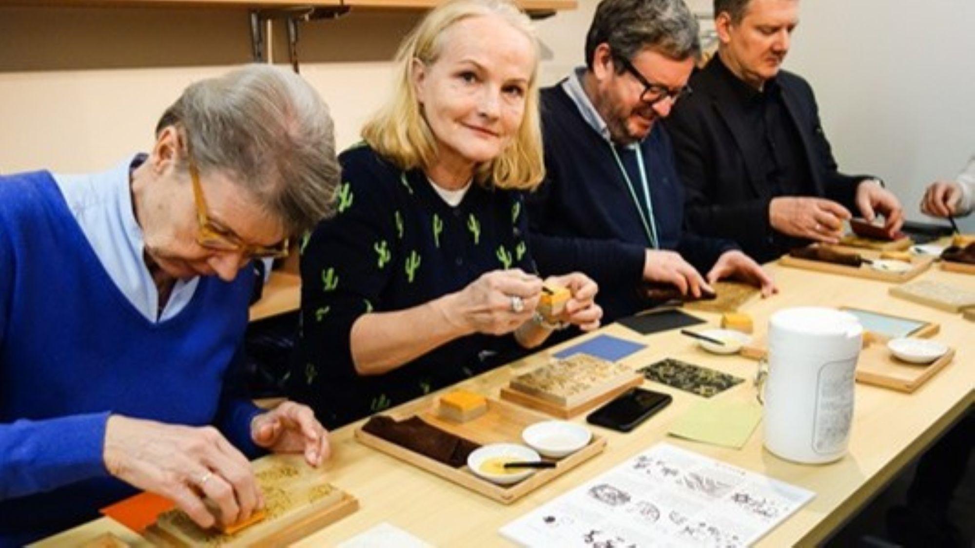 から紙 ミニ版木摺り体験中