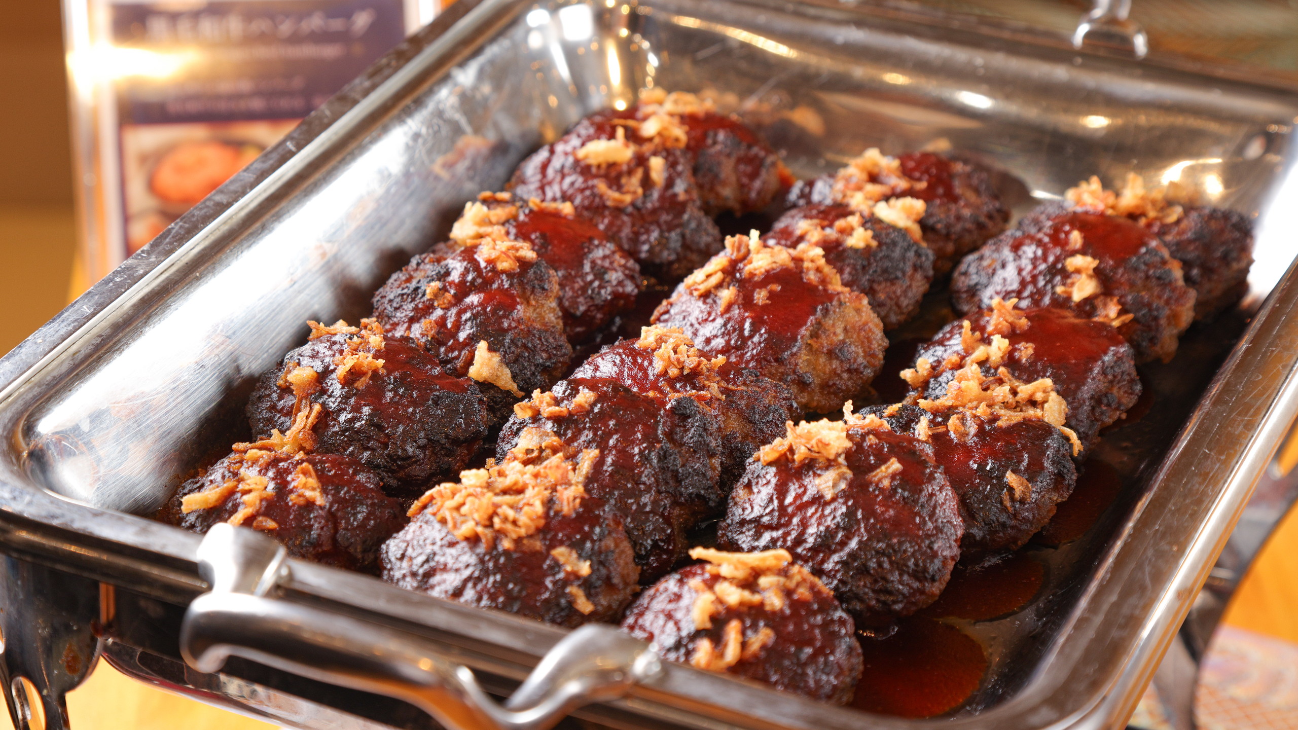 手作りのハンバーグを食べやすい大きさで