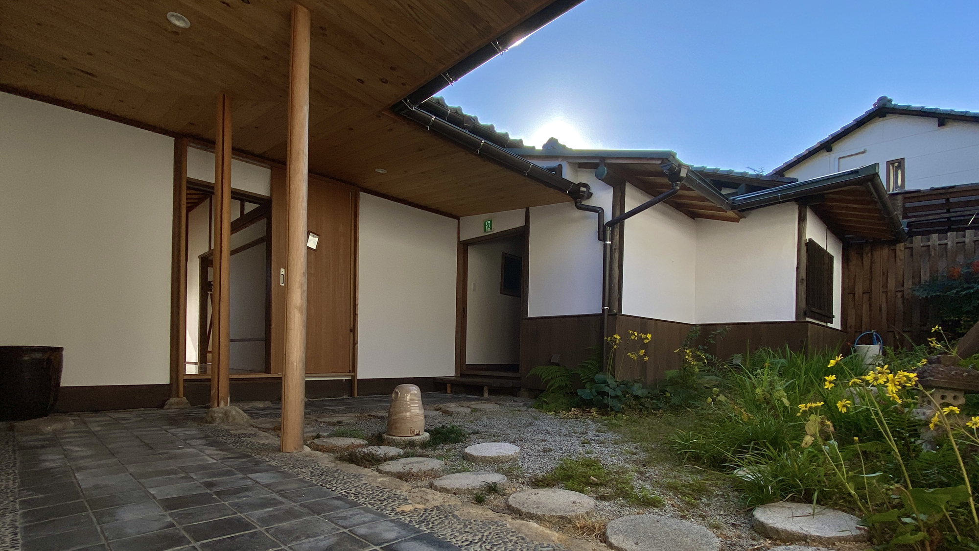 【館内】本館とお部屋は渡り廊下で繋がっています