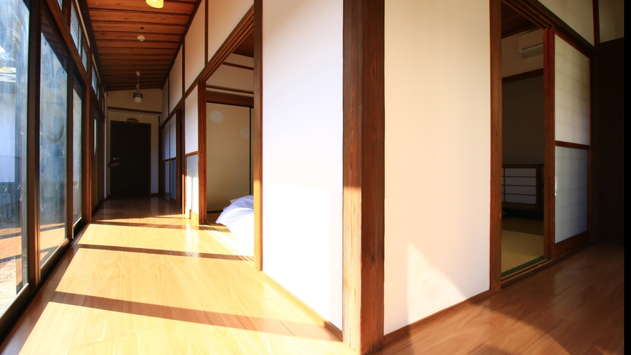 【8畳和室】古民家のゲストハウスのため、お部屋と廊下が隣接しております。