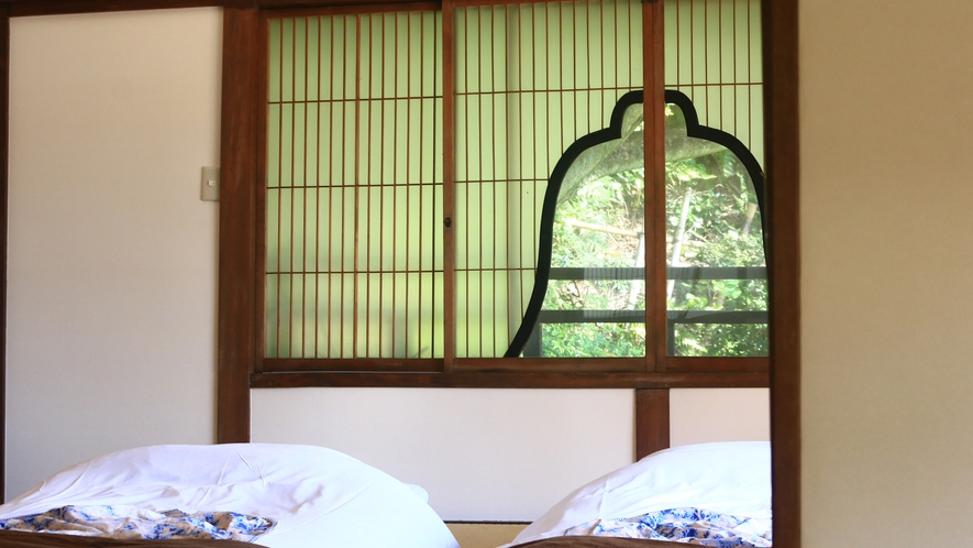 【離れ館内】寝室には趣のある窓。四季の良さを感じることができます。