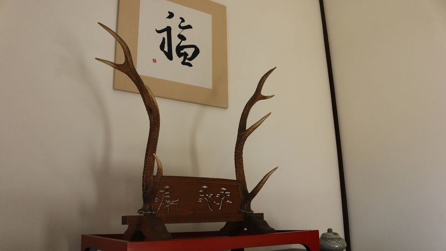 【離れ館内】玄関には鹿の角の刀掛けが飾られています。