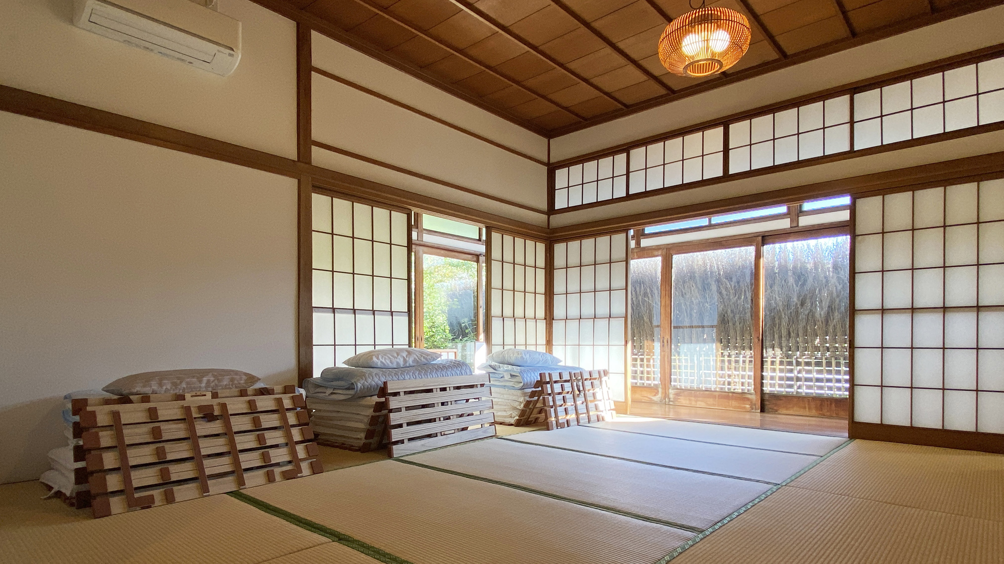 【グループ向け和室】16畳+控えの間。ご人数に合わせてお布団をご用意いたします。