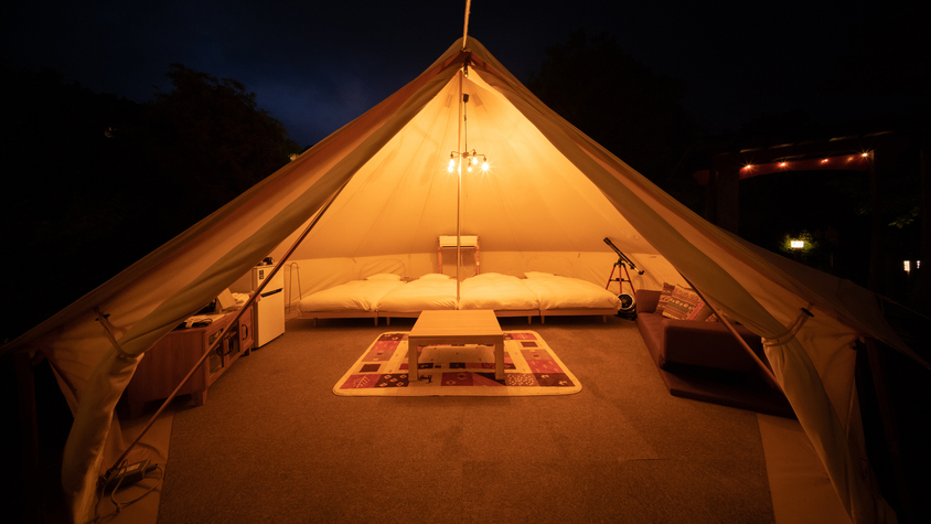 【luna】最大4名様まで利用可能。広々としたテントではキャンプに近いグランピングが楽しめます。