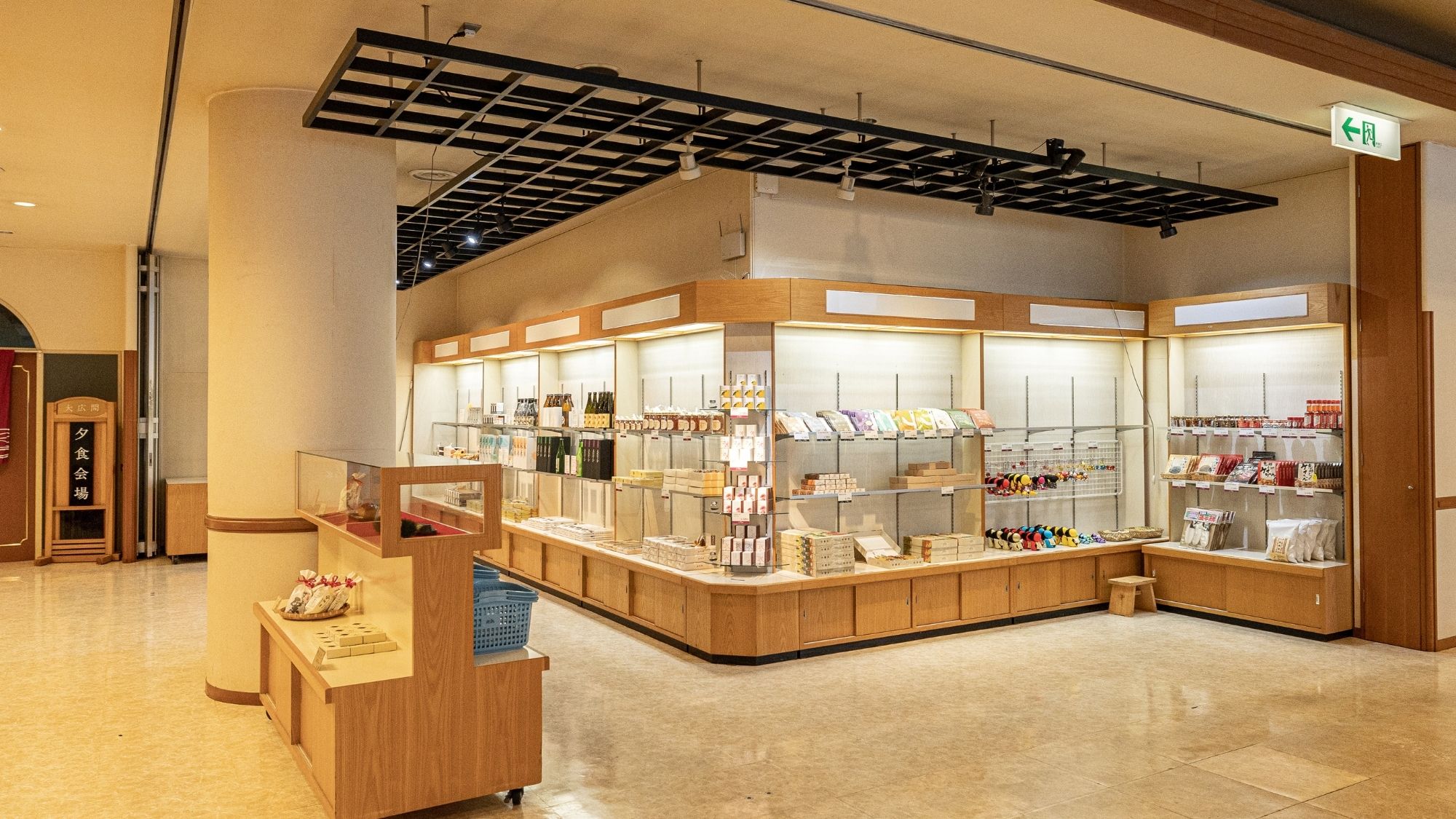 チェックインフロント前のお土産コーナー