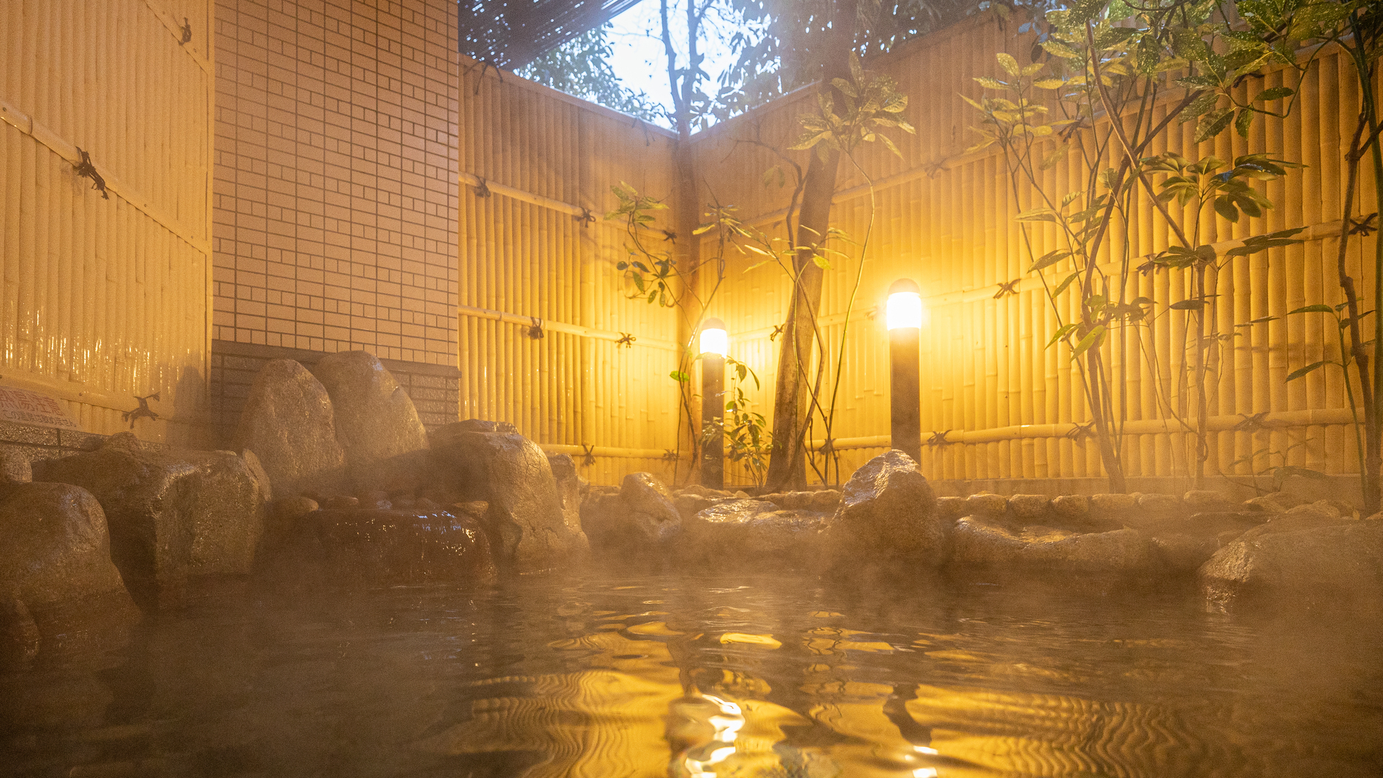 ホテル花更紗の露天風呂、内風呂もご利用いただけます