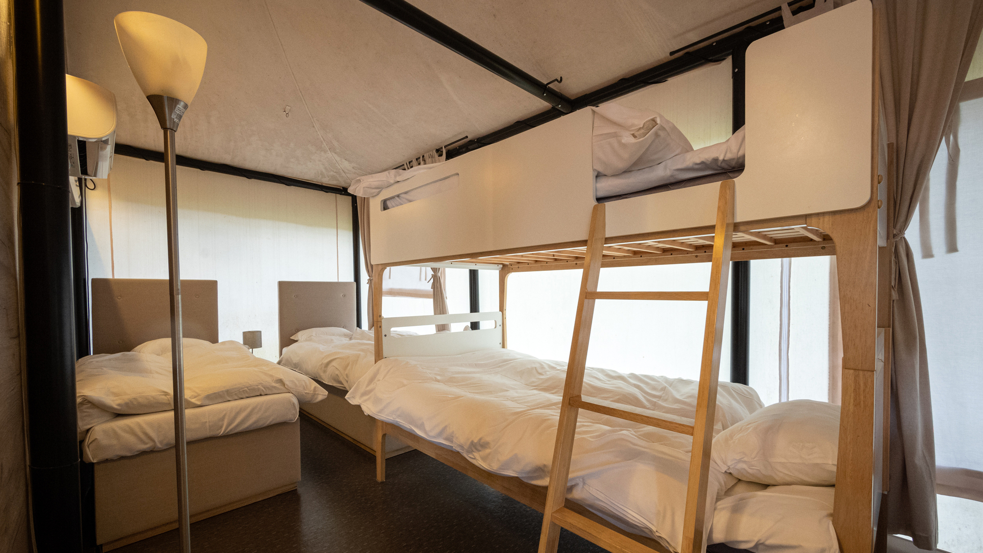 【Terra】シングルベッド2台、二段ベッド２台、ロフト（敷布団２枚）の設置です。