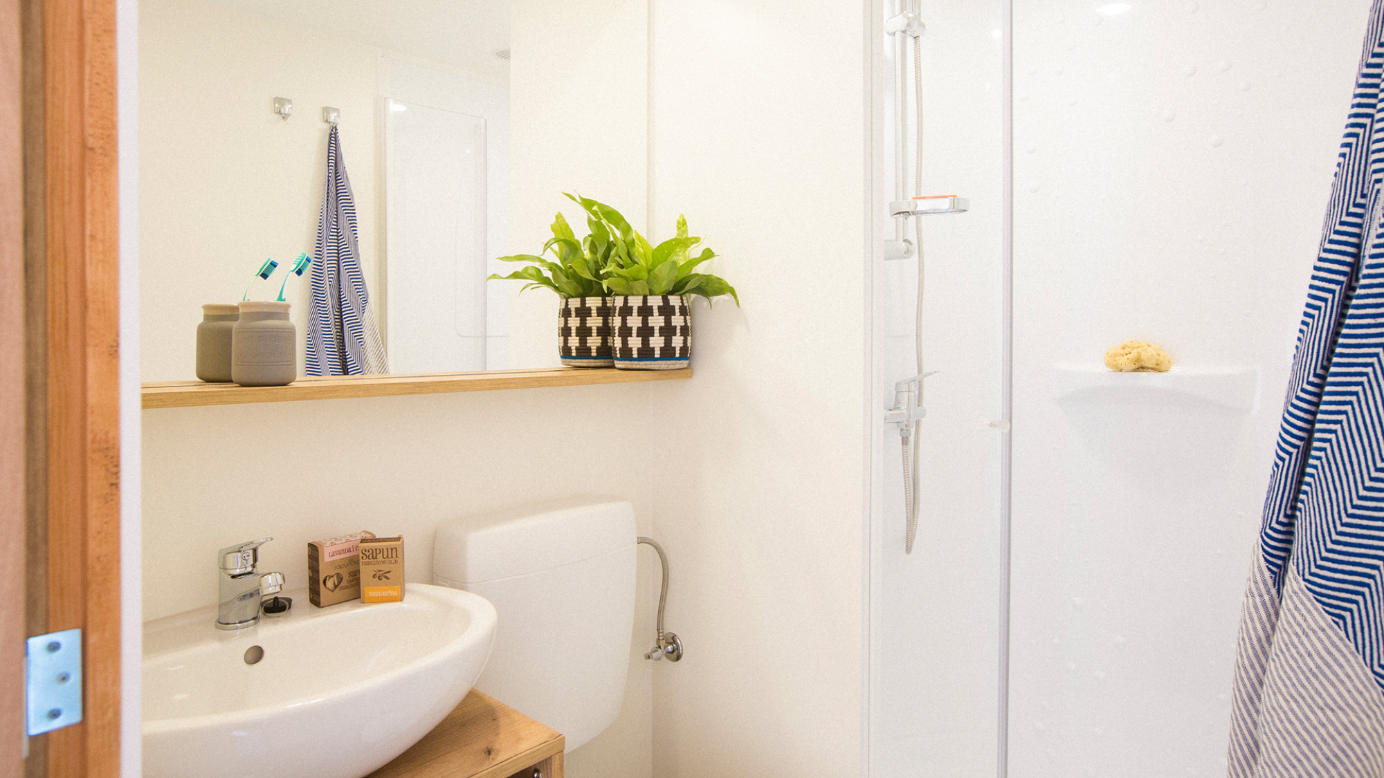 stella　シャワールーム＆トイレ完備