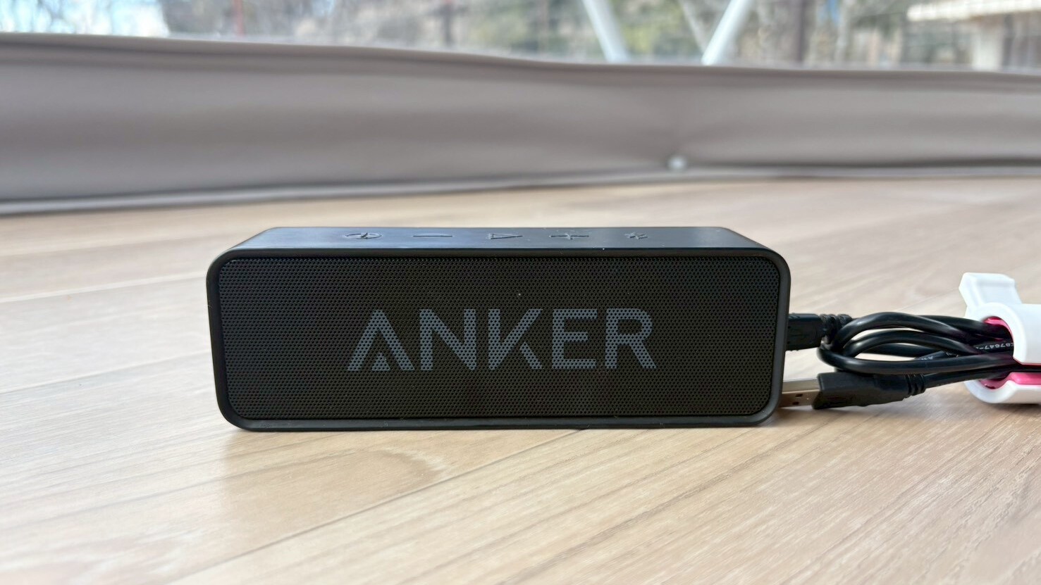 ポータブルスピーカーは全棟にご用意。お気に入りの音楽で素敵な時間をお過ごしください