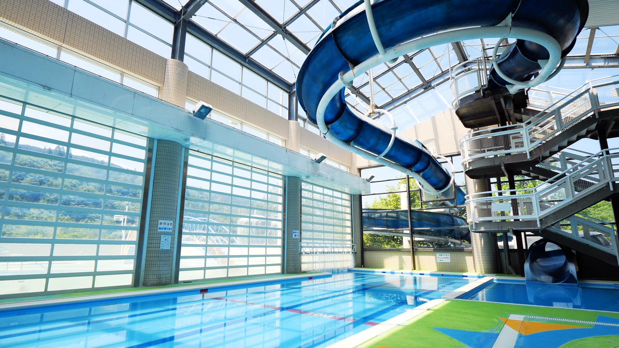 隣接されたクアリゾート湯舟沢では土日祝、ハイシーズンはプール営業も行っております。