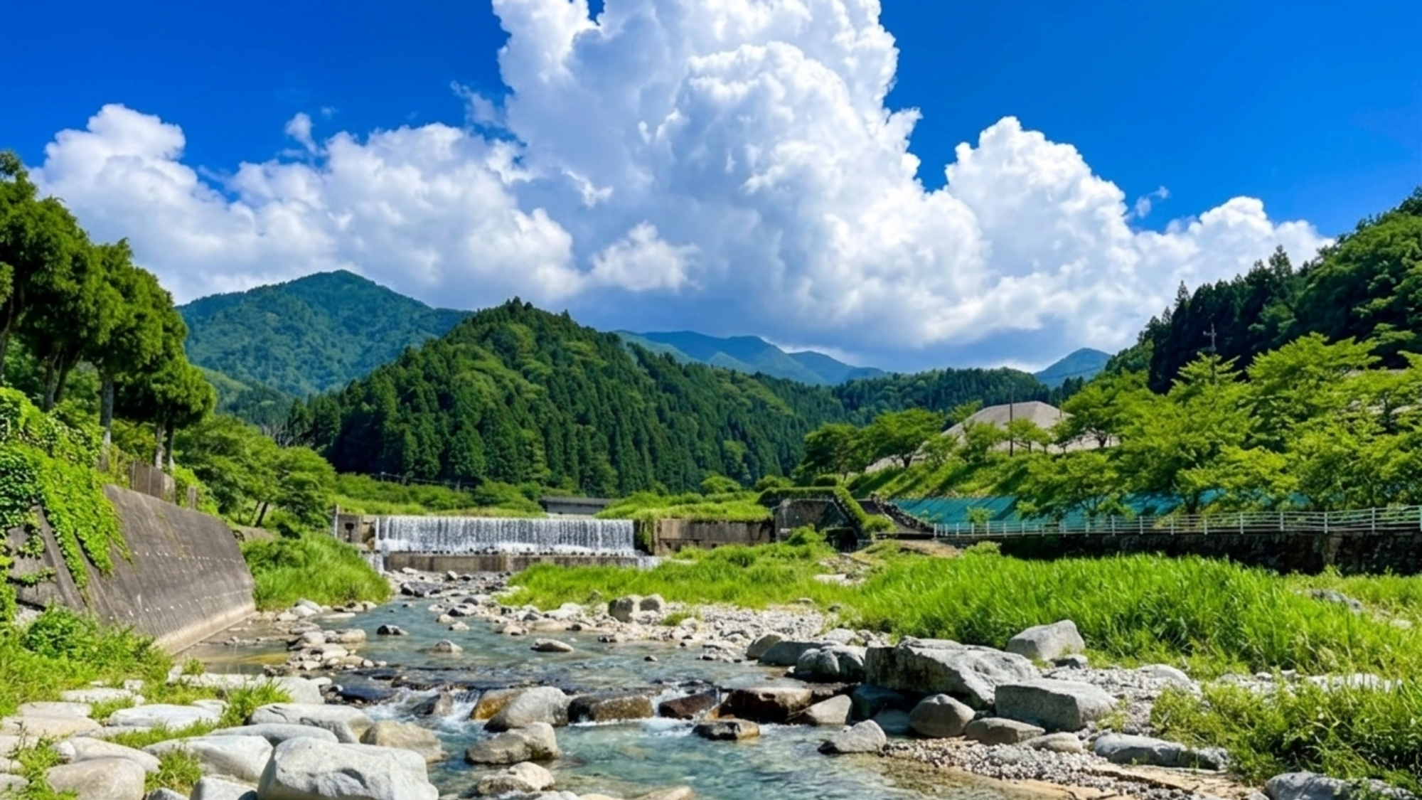 目の前を流れる湯舟川