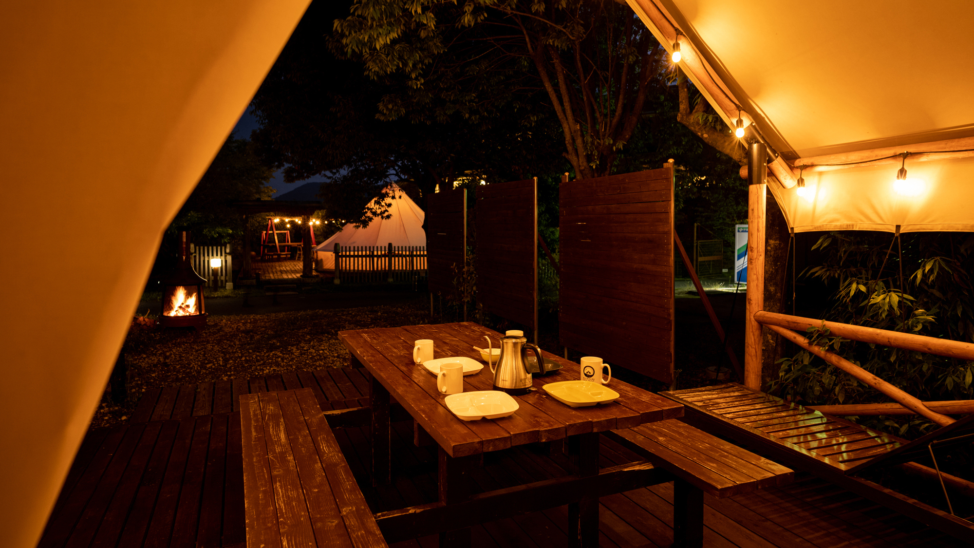 【meteor】開放的なウッドデッキから目の前の山や川を眺めながら、楽しい時間をお過ごしください。