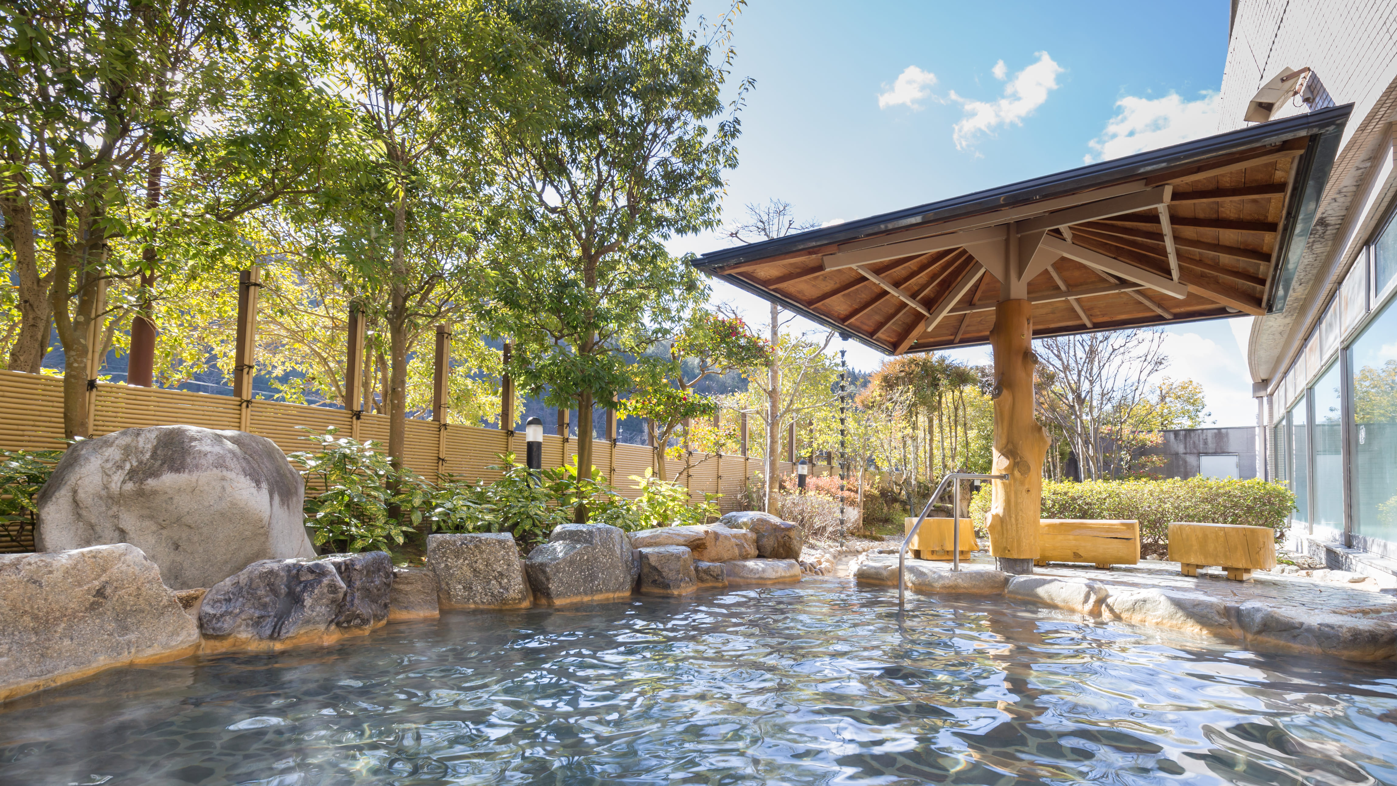 露天風呂：隣接するクアリゾート湯舟沢温浴施設がご利用いただけます。