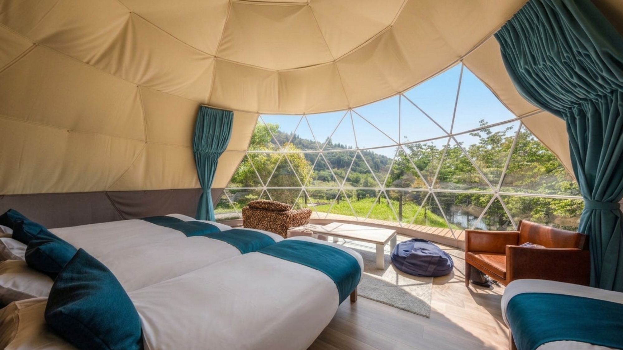 広々としたドームテントは大きな窓いっぱいに広がる、自然のパノラマ。