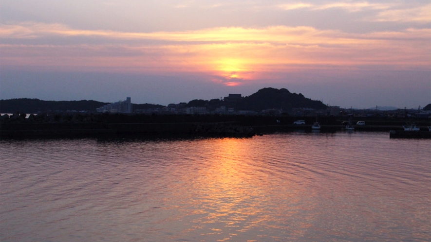 ・【景色】海沿いでは美しい夕日がご覧いただけます。