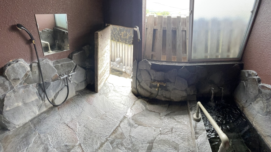 家族湯8号室（1500円/1Ｈ）露天風呂付浴槽