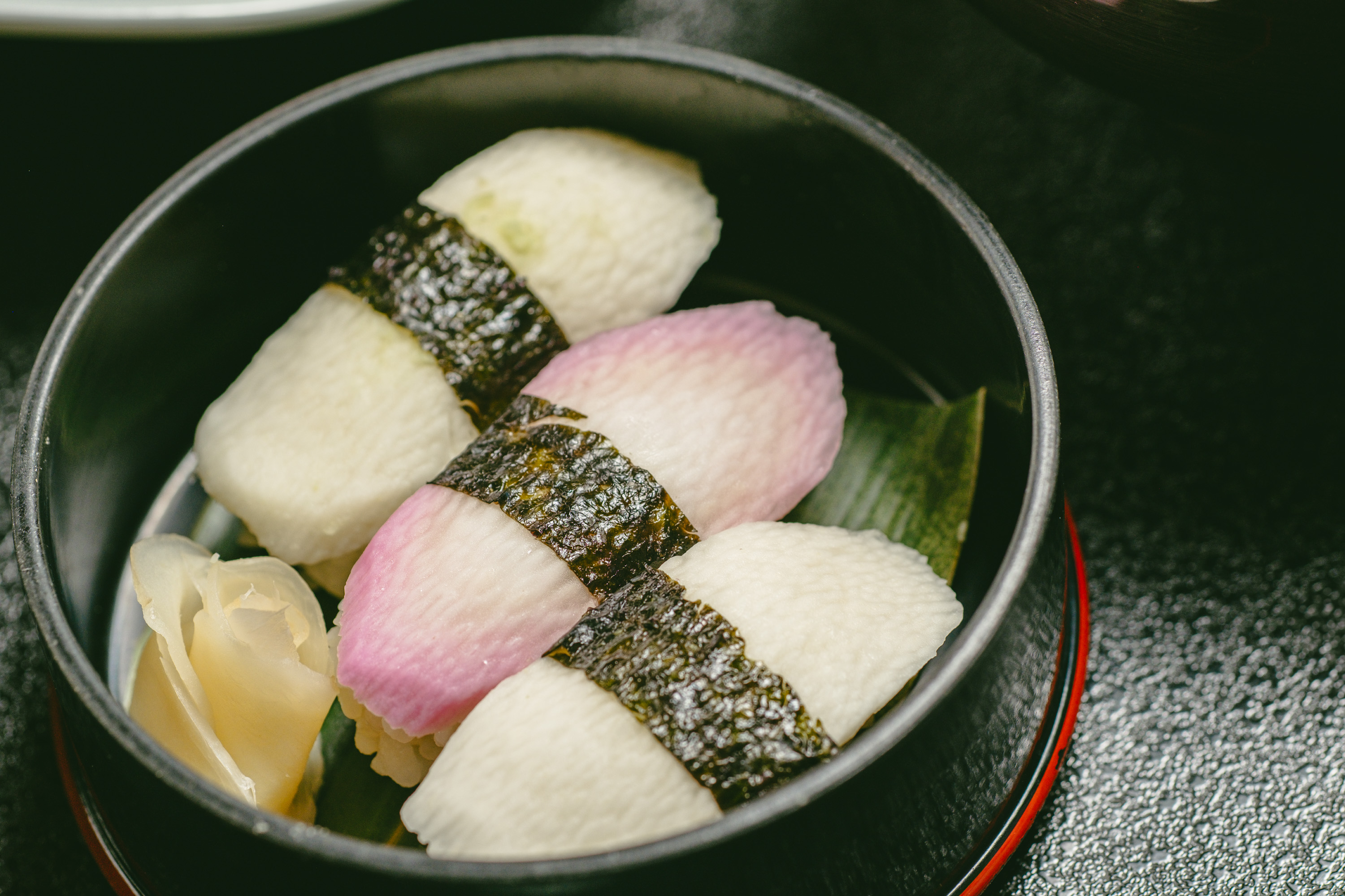 当館一番人気「岩手純情牛コース」長芋のお寿司