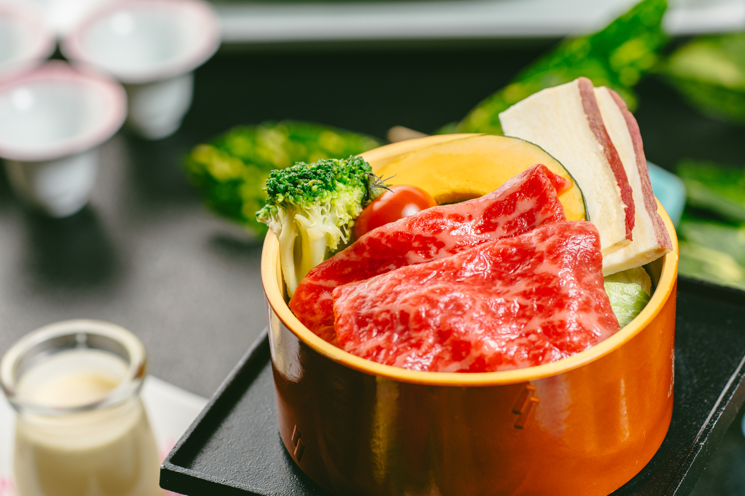 当館一番人気「岩手純情牛コース」セイロ蒸し