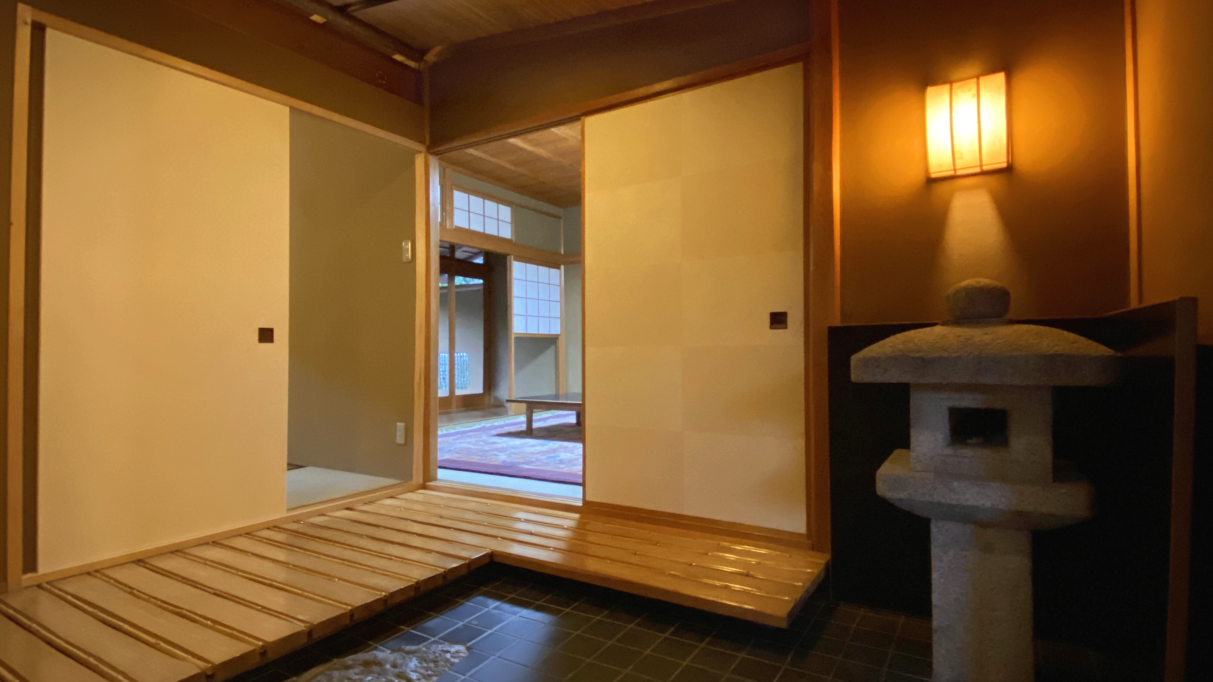 【特別客室うめ・はぎ】風情のある踏み込みと二間+トイレ付きのお部屋です。