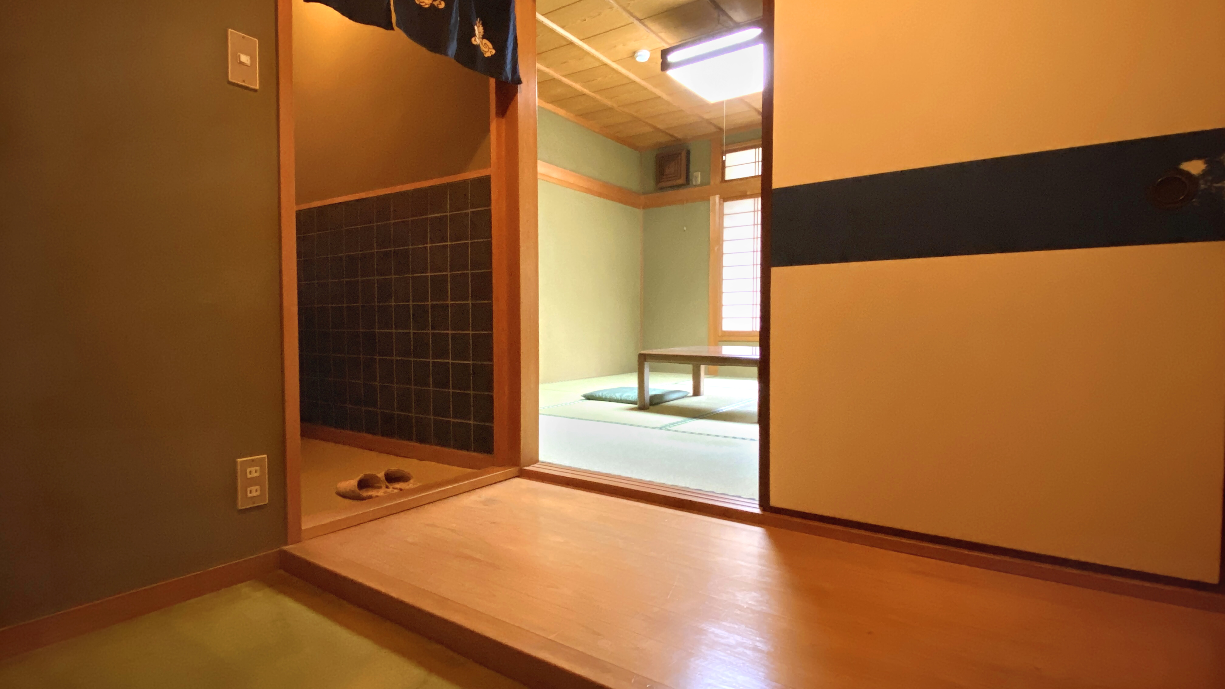 【8畳トイレ付客室あやめ・ぼたん】当館2階の8畳客室。トイレ・洗面付きです。