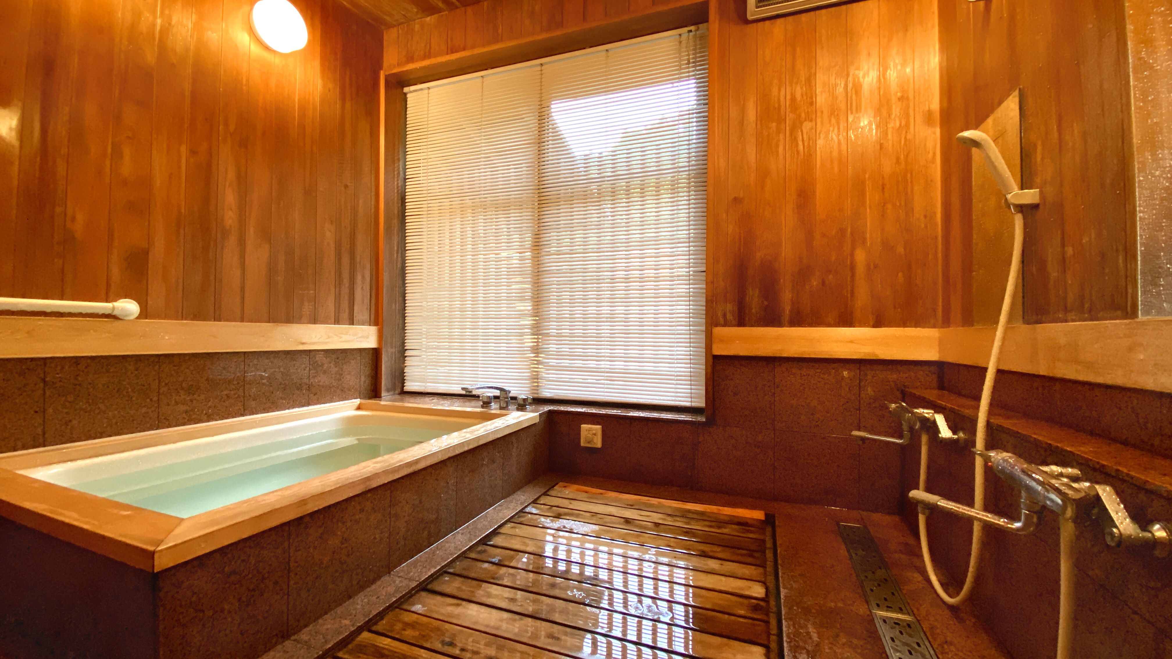 【貸切風呂】木のぬくもり溢れる浴室でゆったり。お湯は上桂川の伏流水を使用しております。ミネラル豊富で