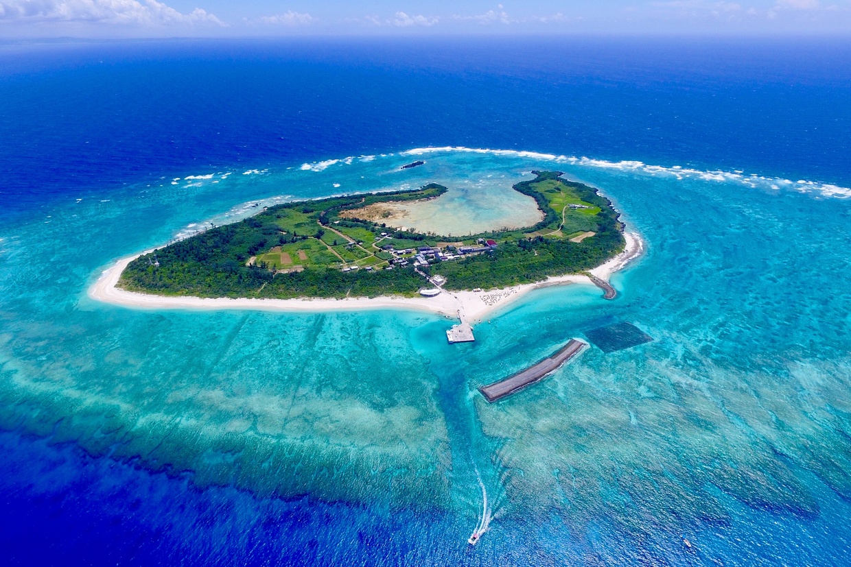 水納島　沖縄本島北部の本部半島沖に浮かぶ水納島！　渡久地港まで車で約7分　渡久地港からフェリーで約1