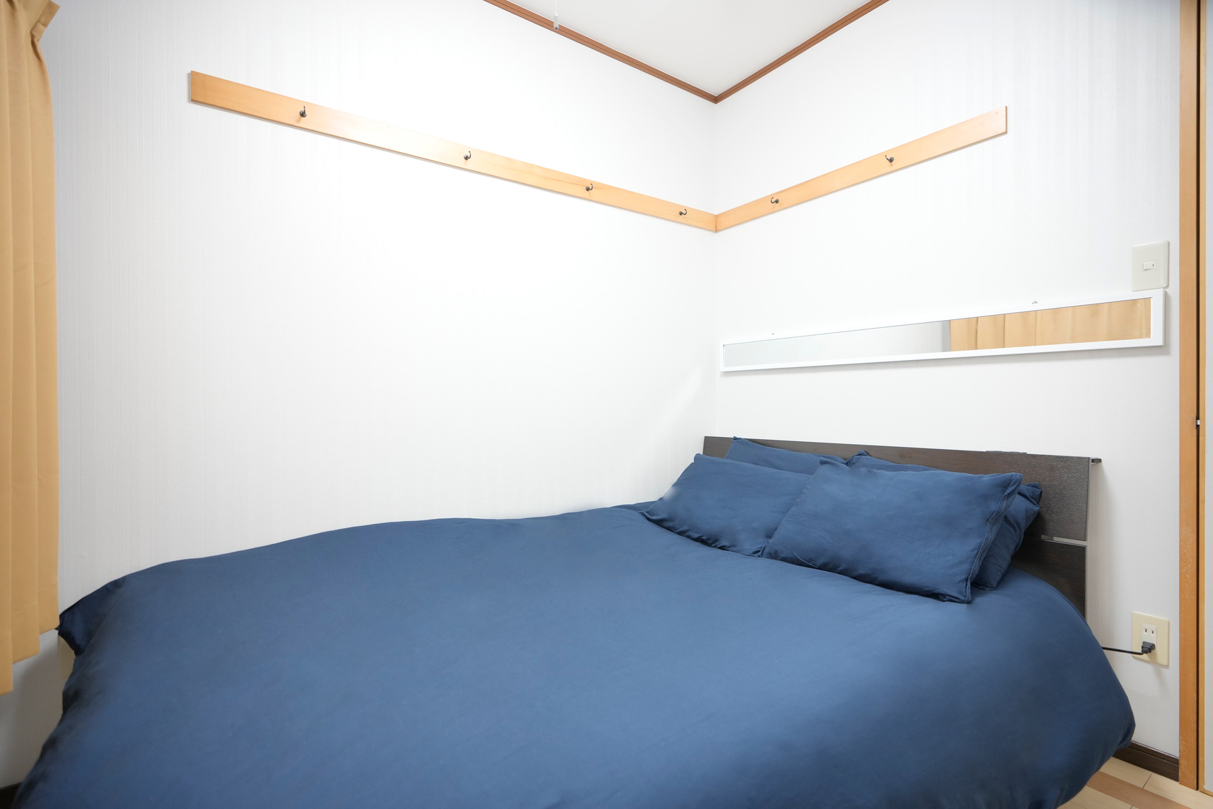 301号室：ダブルベッド１台の寝室