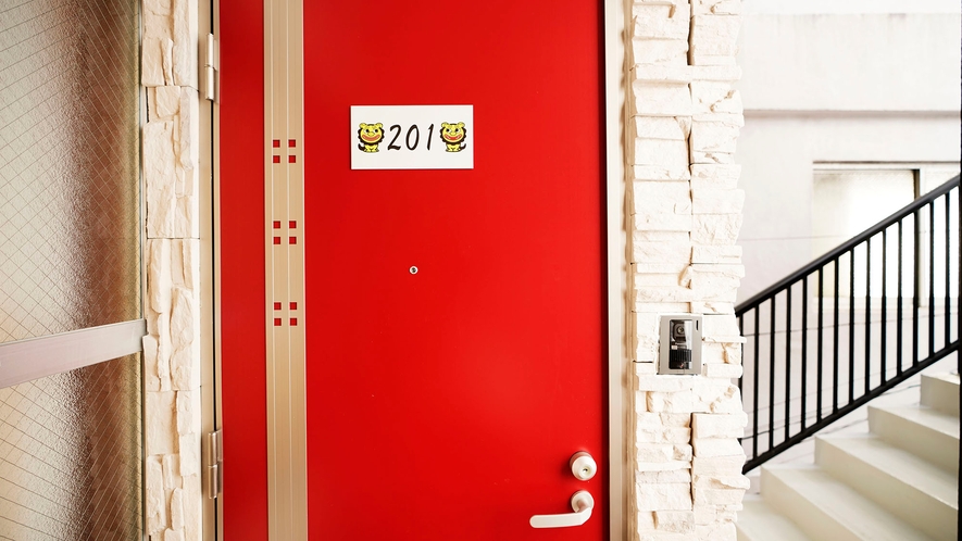 ・201号室：赤い扉が目印です★