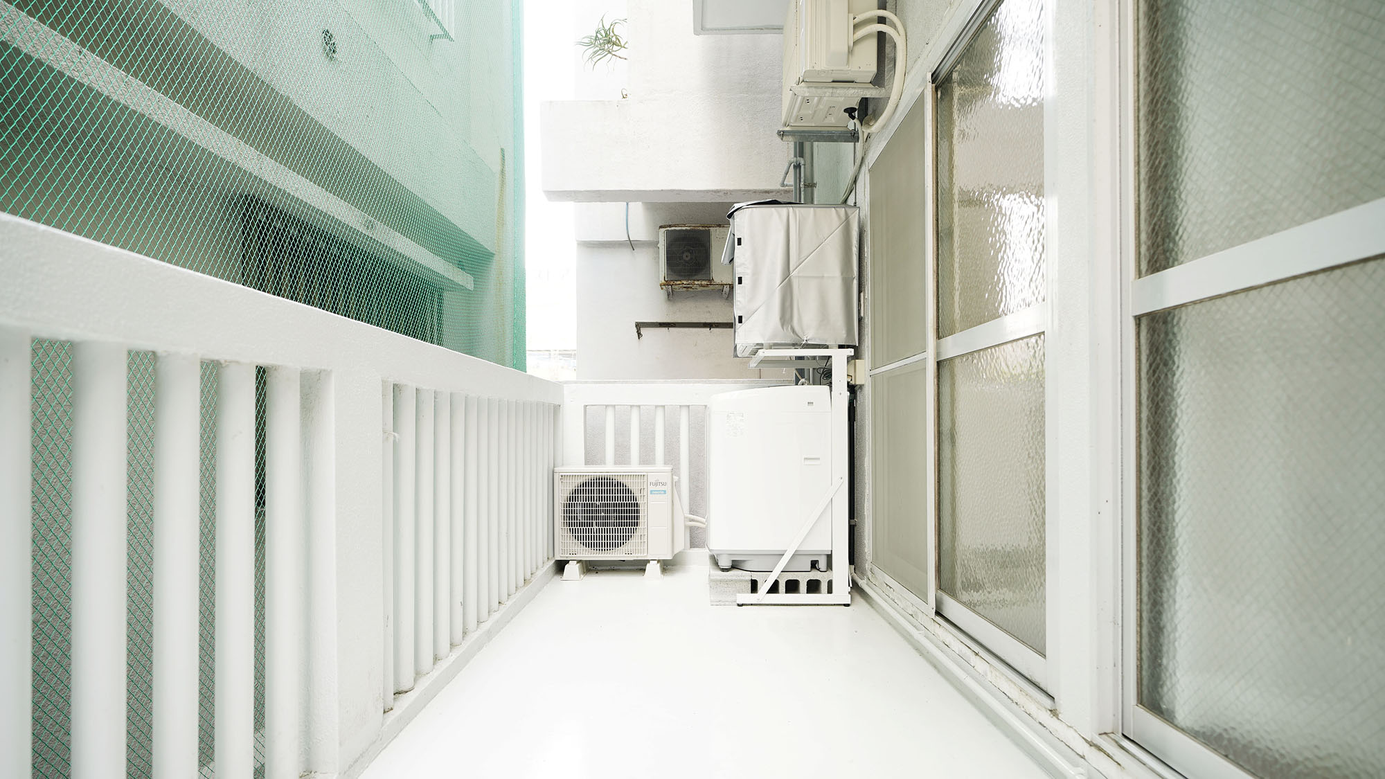 ・201号室：洗濯機＆乾燥機はベランダにございます