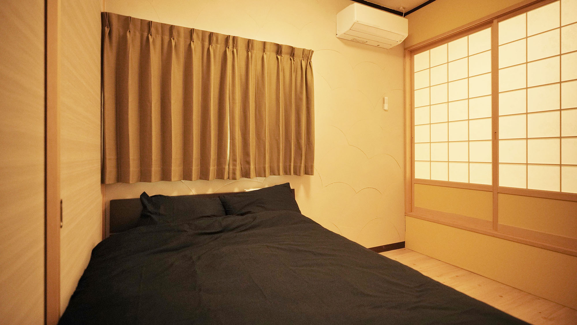 ・101号室：ダブルベッド1台の寝室