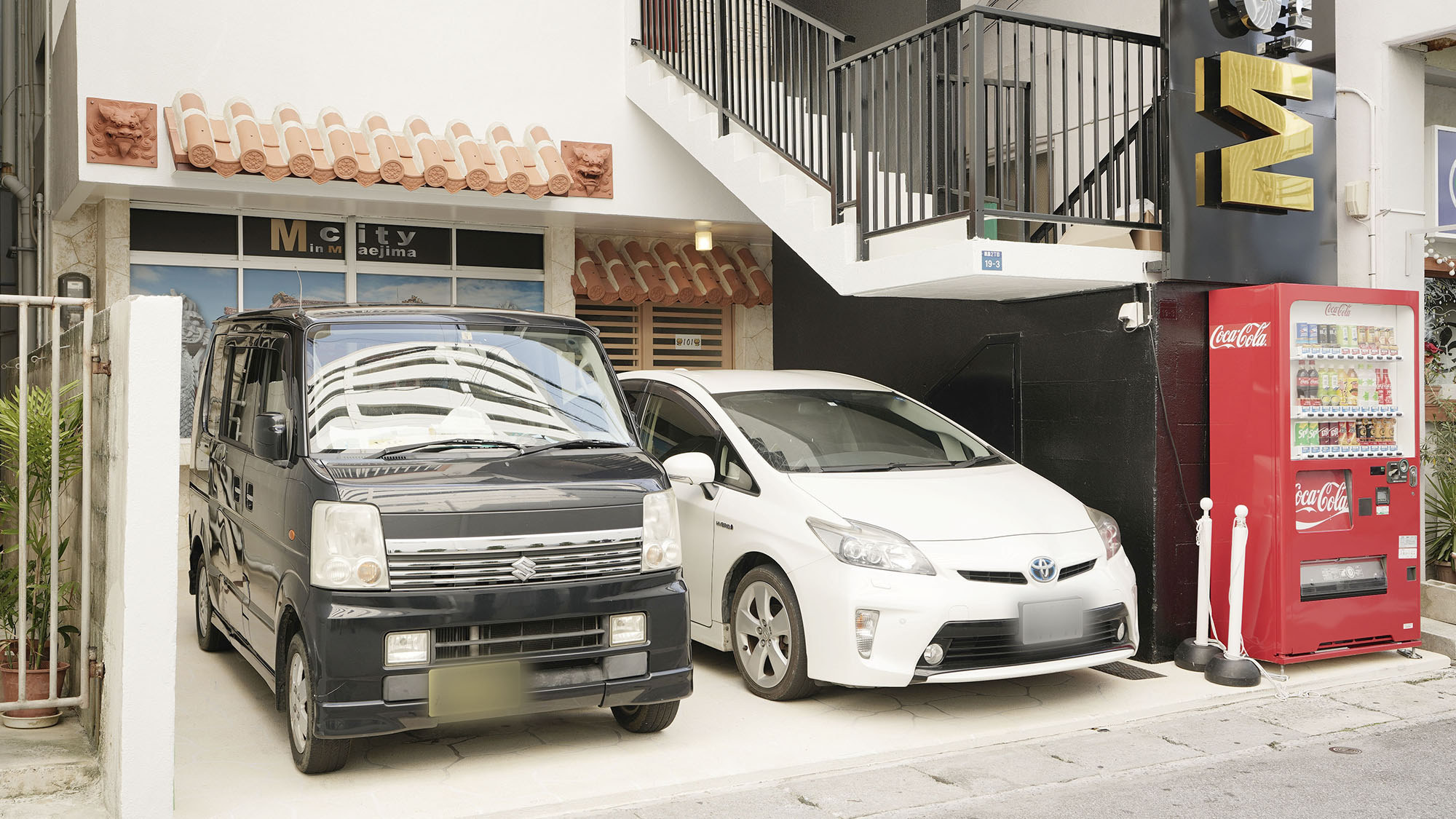 ・外観：1Fには沖縄らしい赤瓦屋根がございます