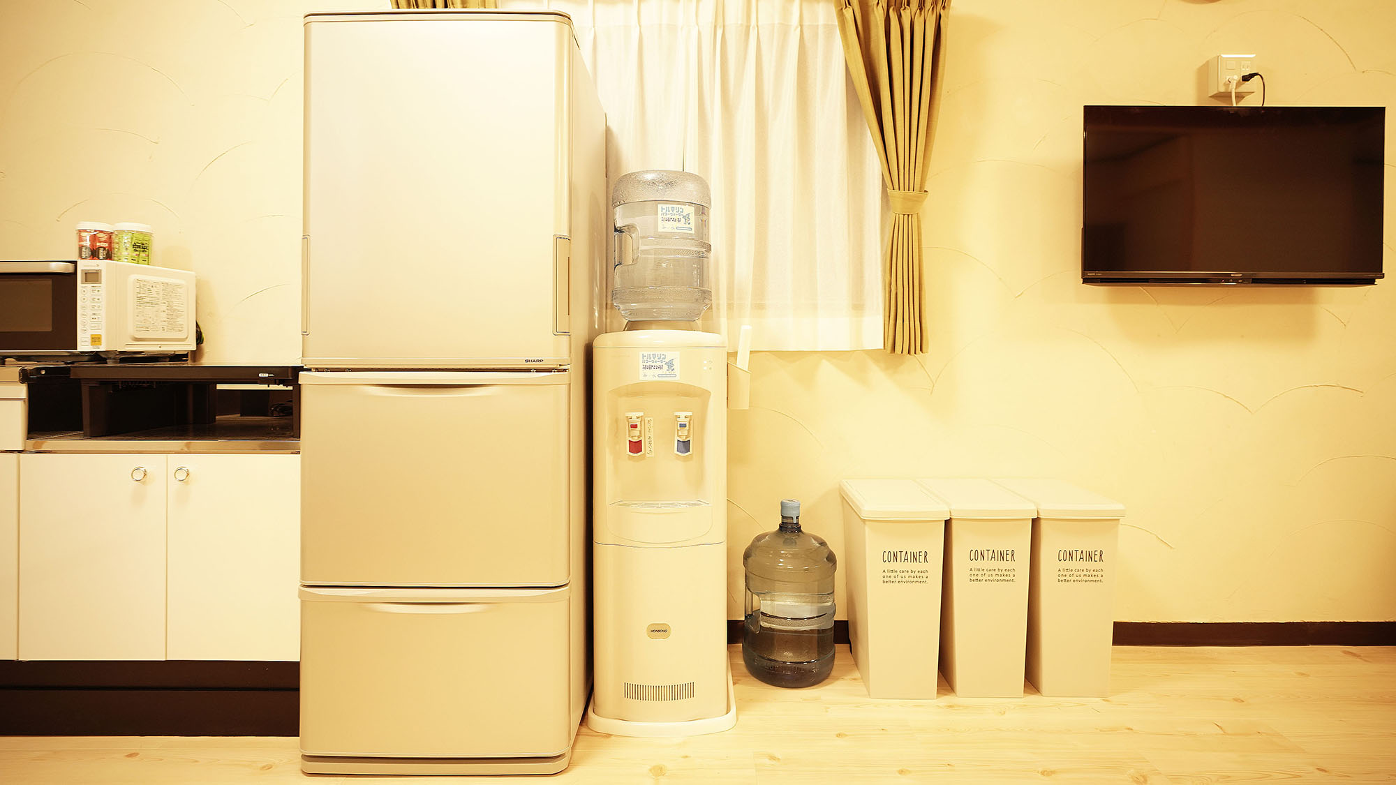 ・101号室：冷蔵庫、温冷対応のウォーターサーバーもご自由にご利用ください