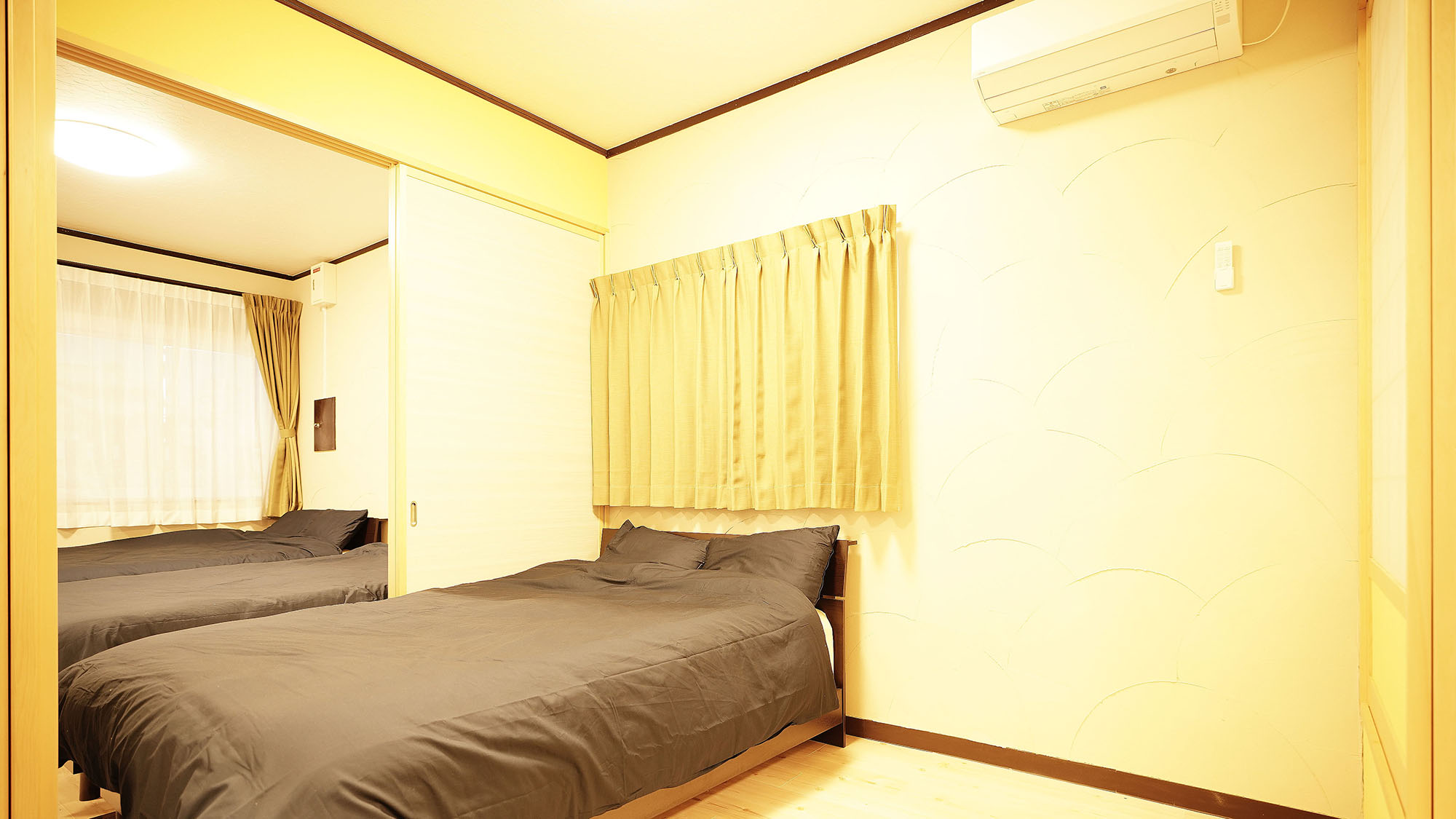 ・101号室：ダブルベッド1台の寝室