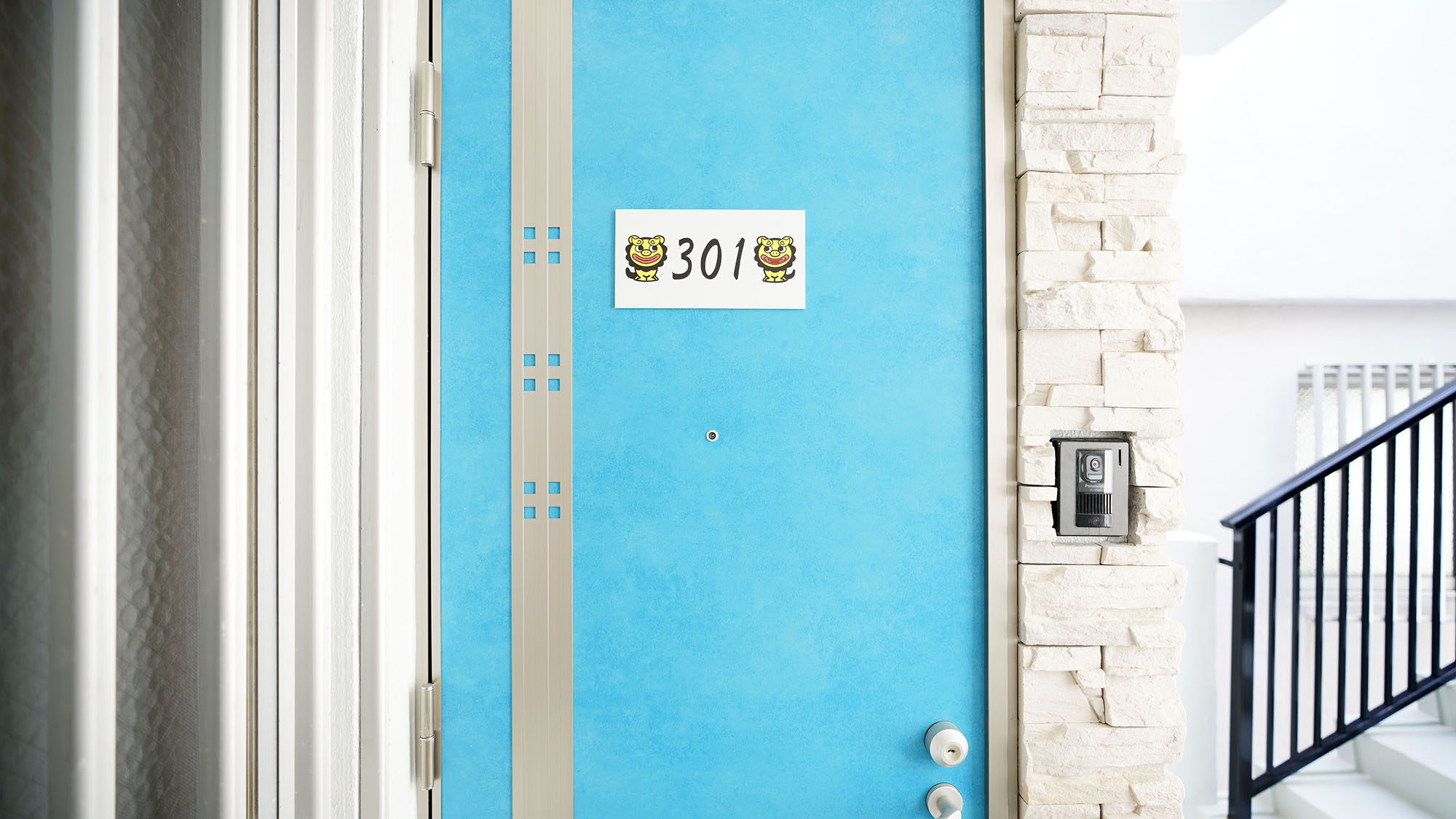 ・301号室：沖縄の海のようなブルーの扉が目印です★