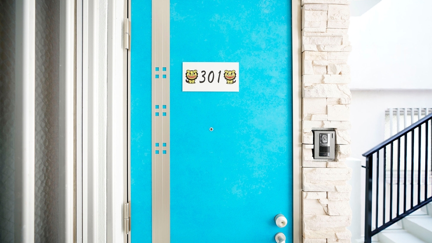 ・301号室：沖縄の海のようなブルーの扉が目印です★