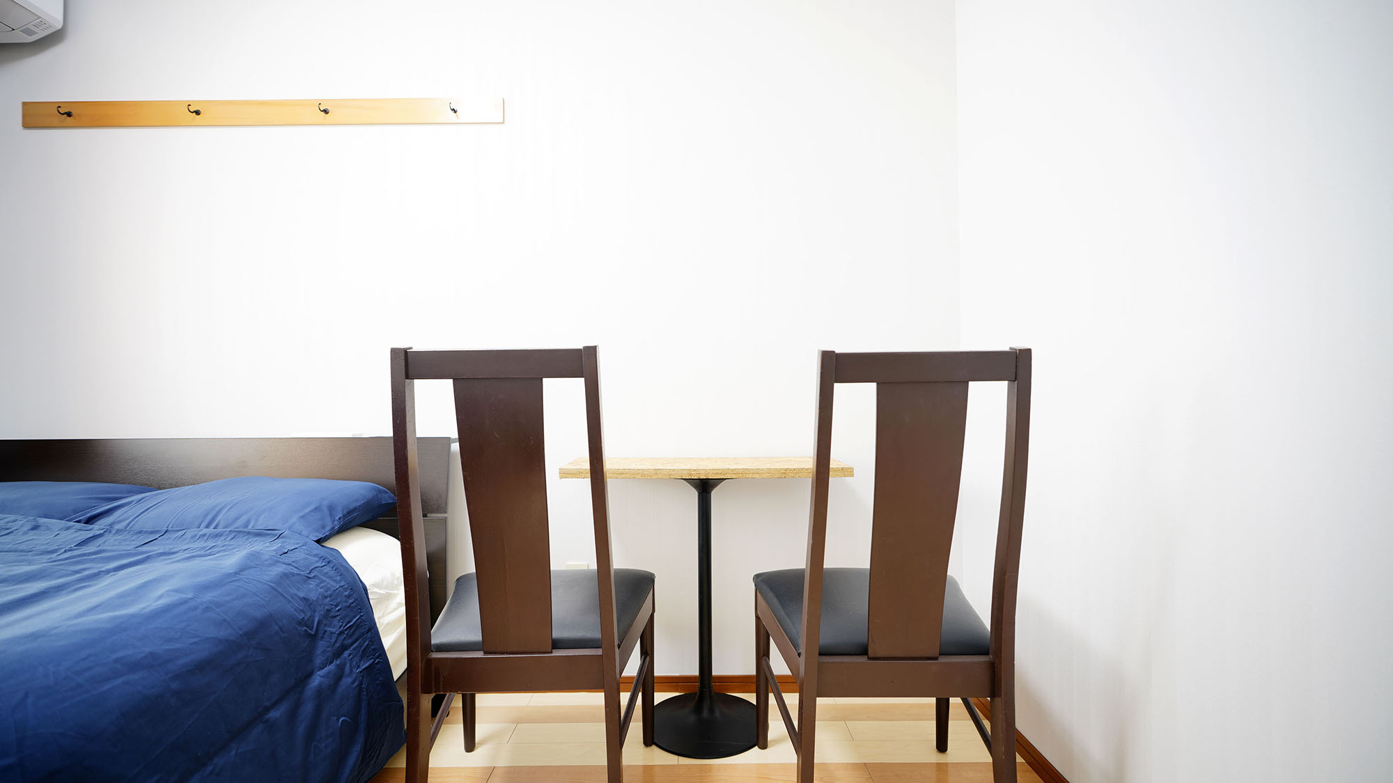 ・301号室：寝室内にテーブルと椅子をご用意しています