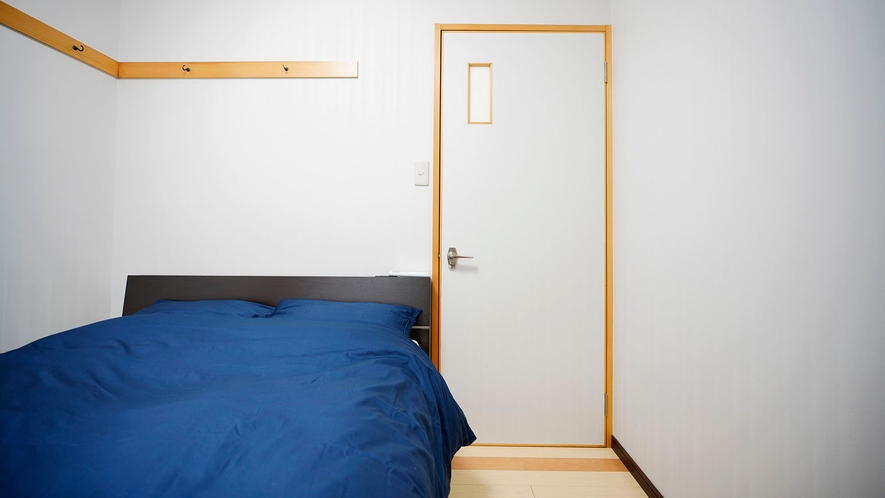 ・301号室：ダブルベッド1台の寝室