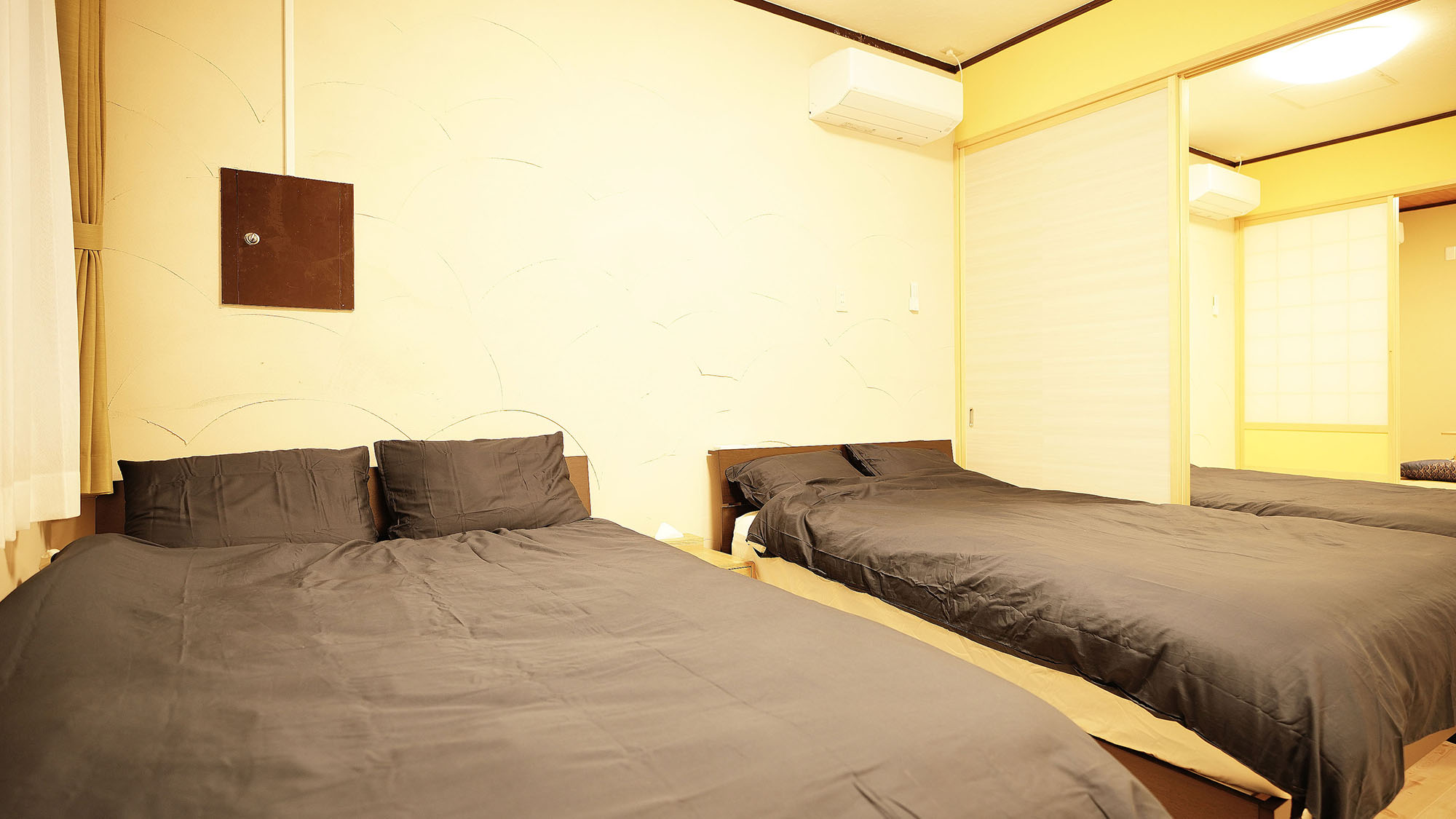 ・101号室：ダブルベッド2台の寝室