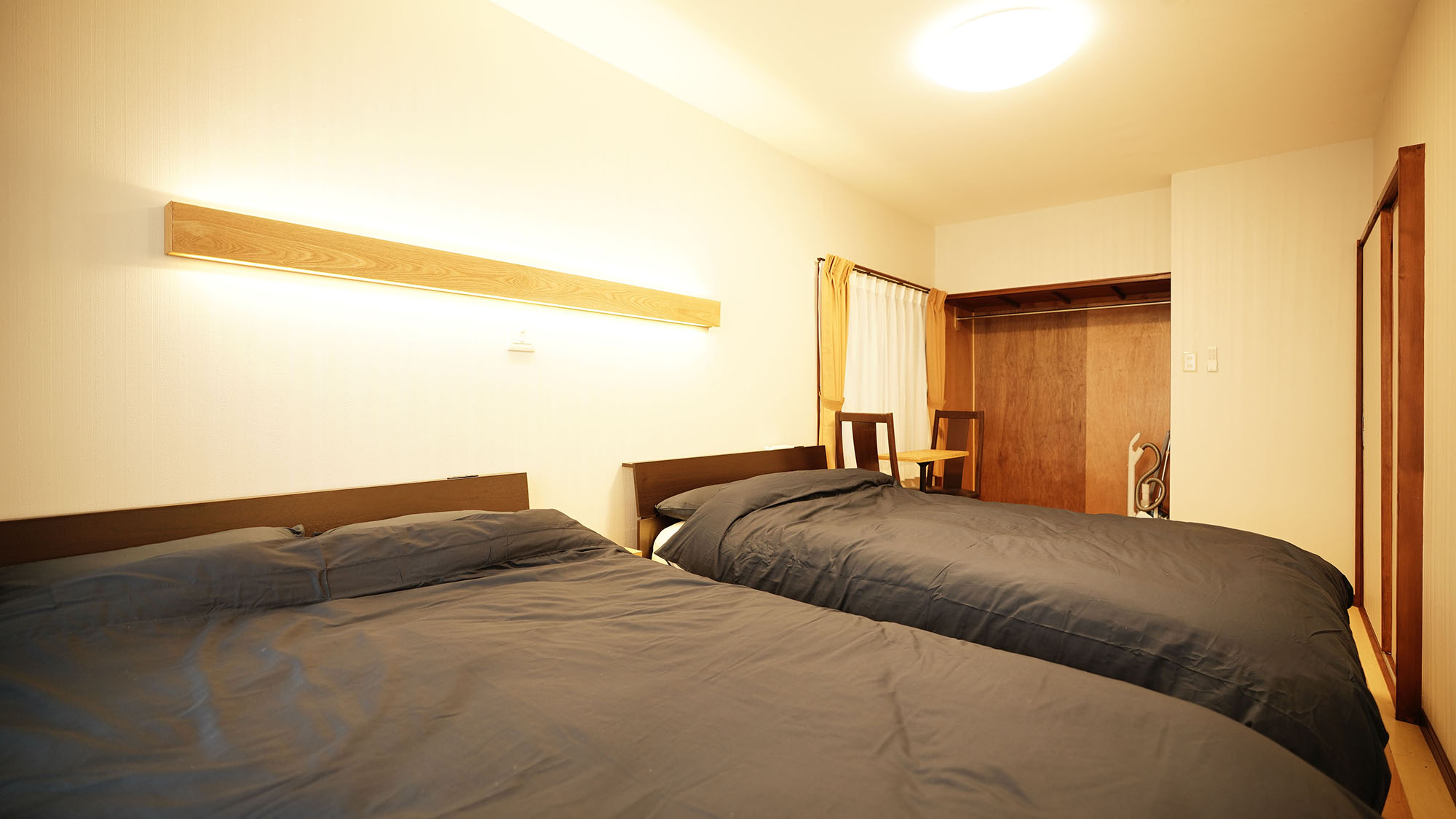・201号室：ダブルベッド2台の寝室