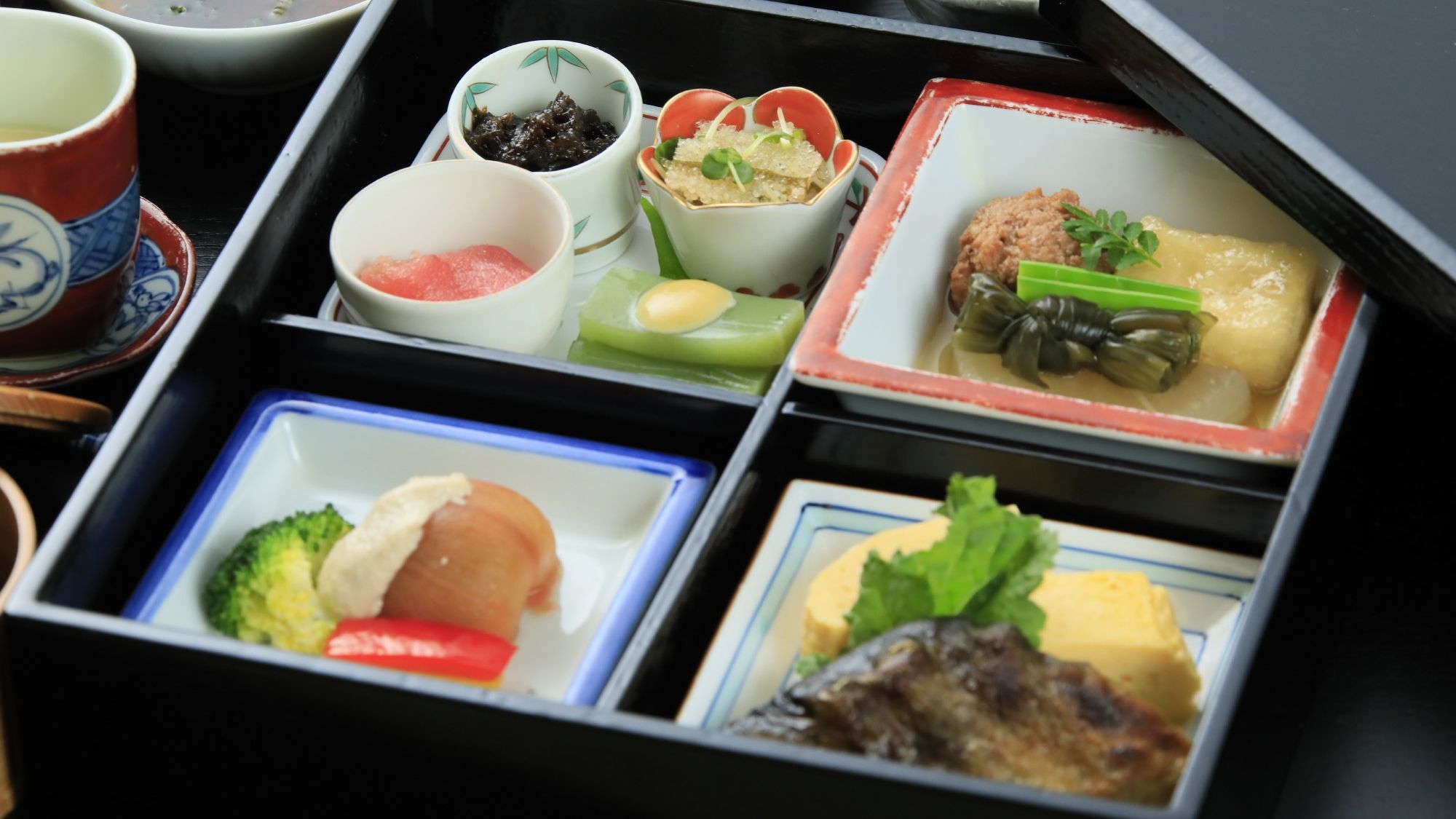 【朝食付】遅い到着でも安心◆海を眺めながら彩り豊かな本格和朝食を＜夕食なし＞