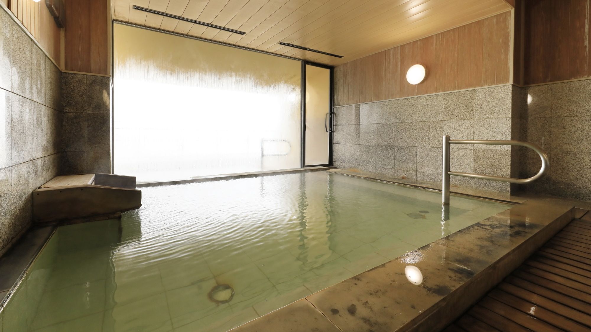 【男性用大浴場～月の湯～】内湯／心地よい贅沢感、御影石の石風呂