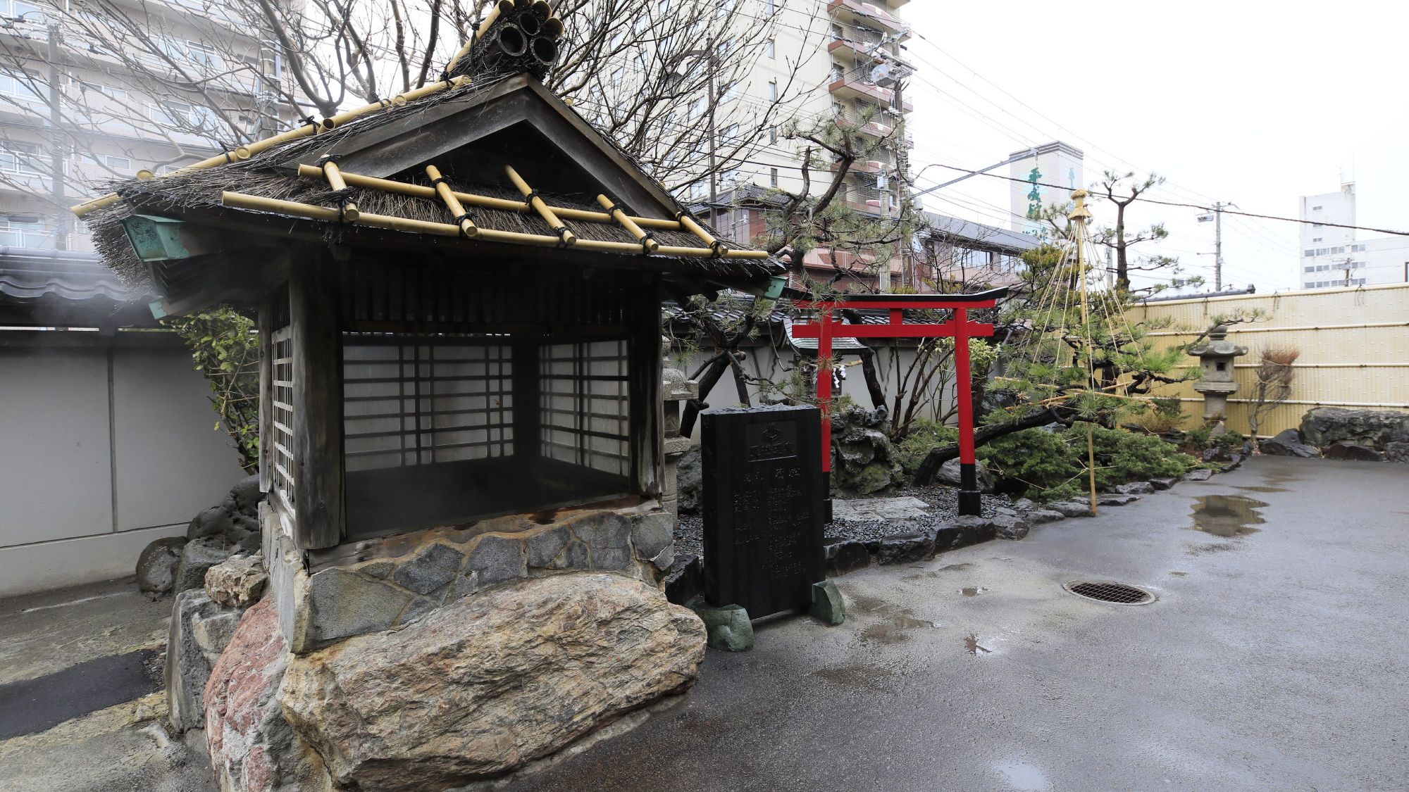 【外観】玄関前の東屋で、天然の温泉が噴出する様が見られます