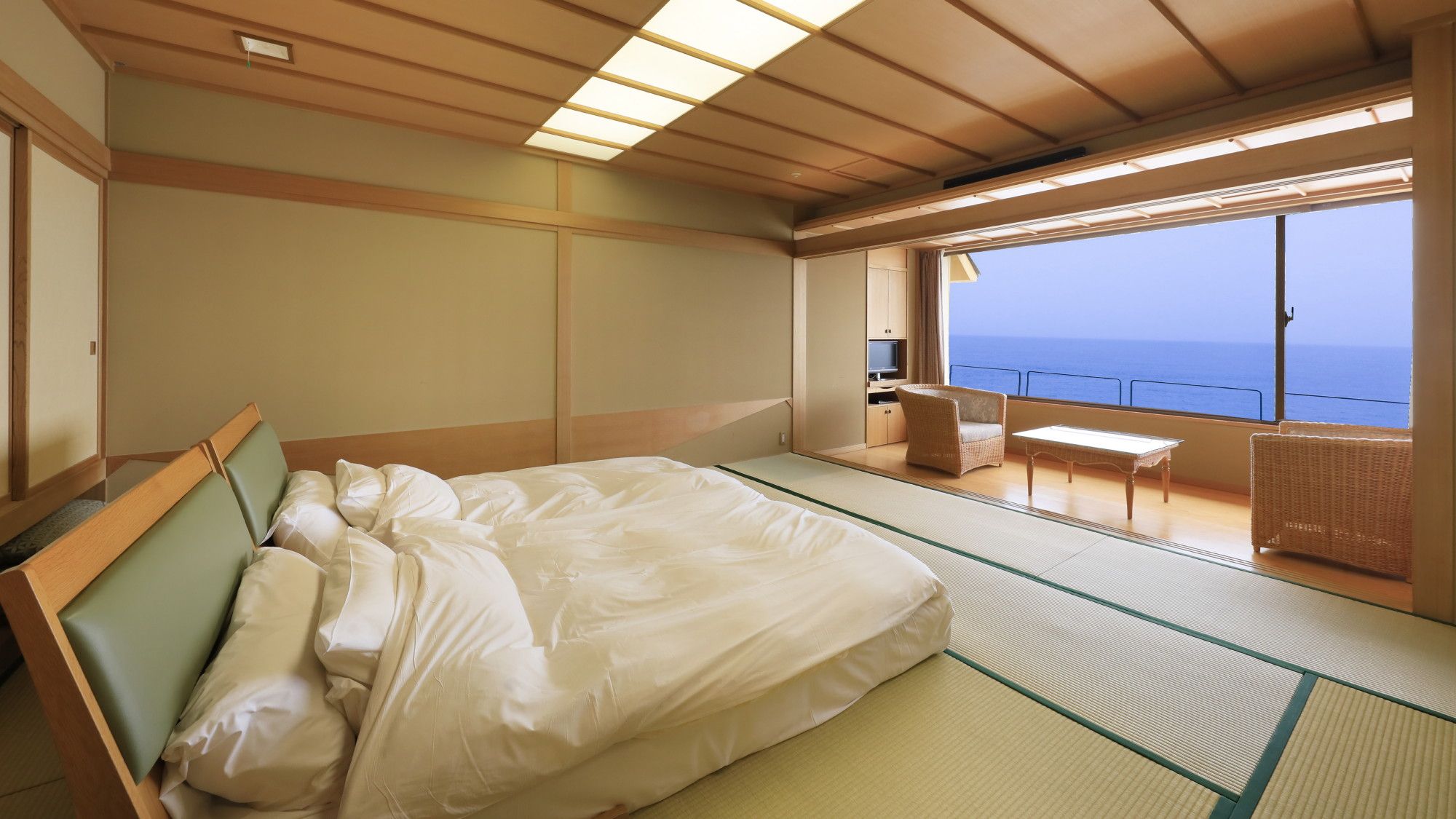 【新館・最上階】展望風呂付和洋室メゾネット～本間ベッドルーム（1階部分）～