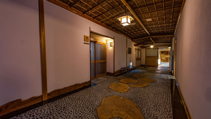 【会食場（廊下）】古き佳きを守り、革新的な空間とおもてなし