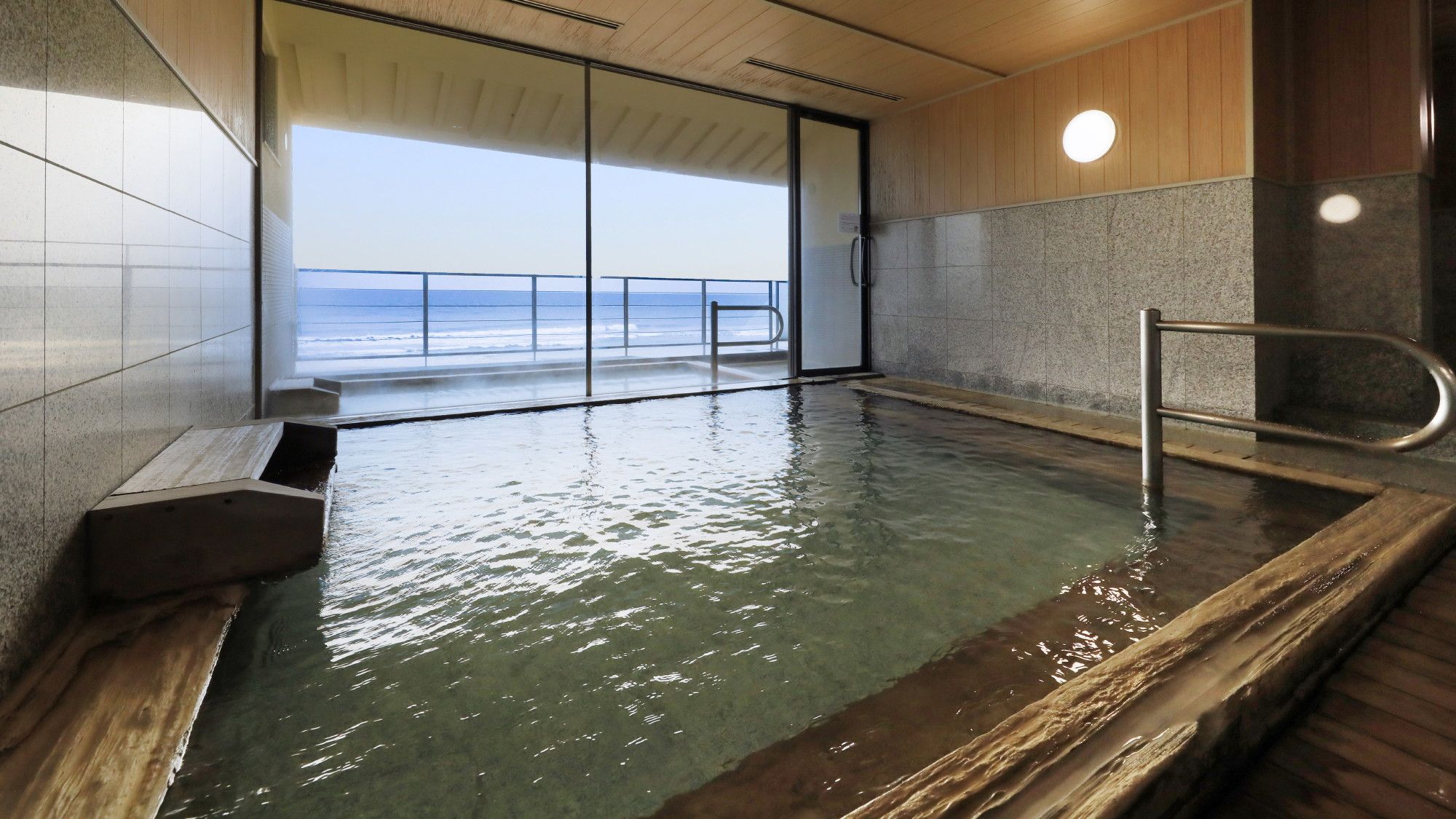 【女性用大浴場～花の湯～】内湯／香りよく肌にやさしい、檜風呂