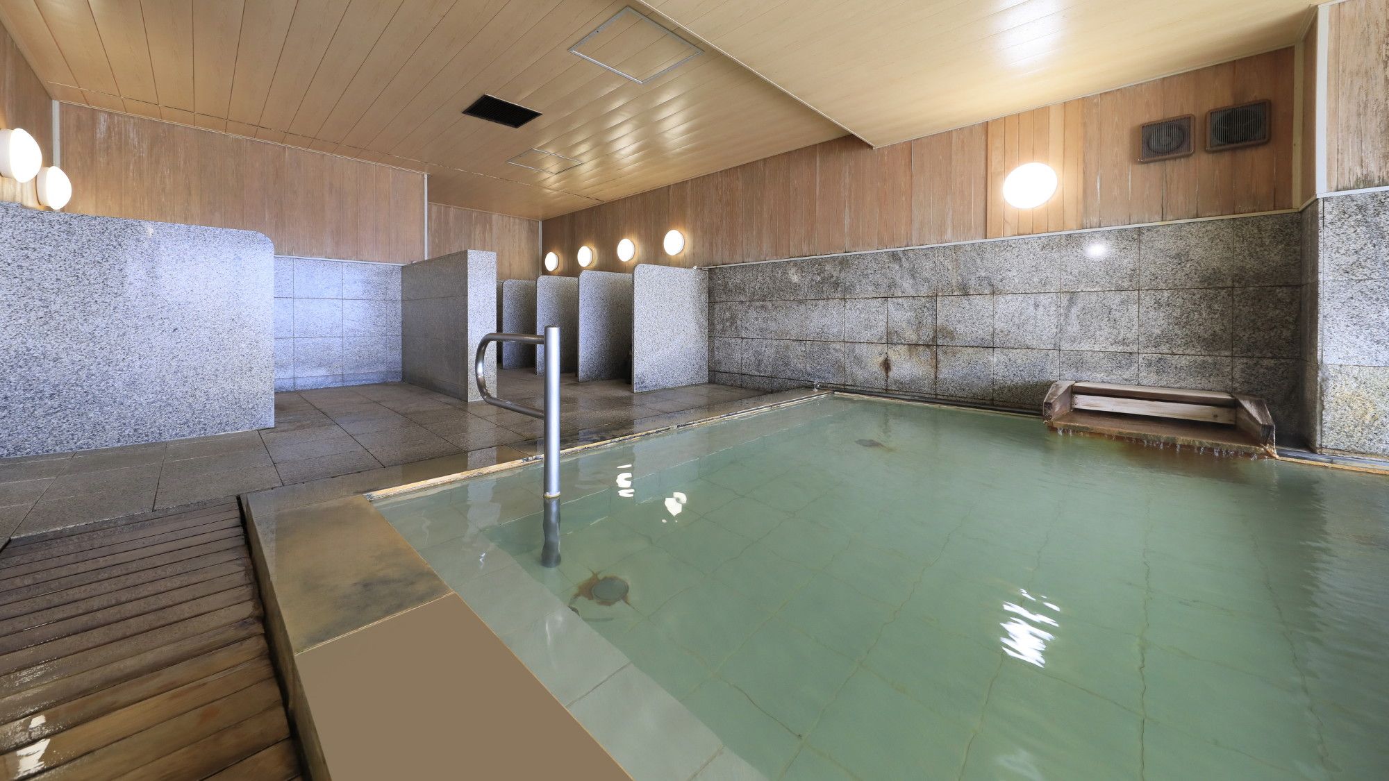 【男性用大浴場～月の湯～】内湯／心地よい贅沢感、御影石の石風呂