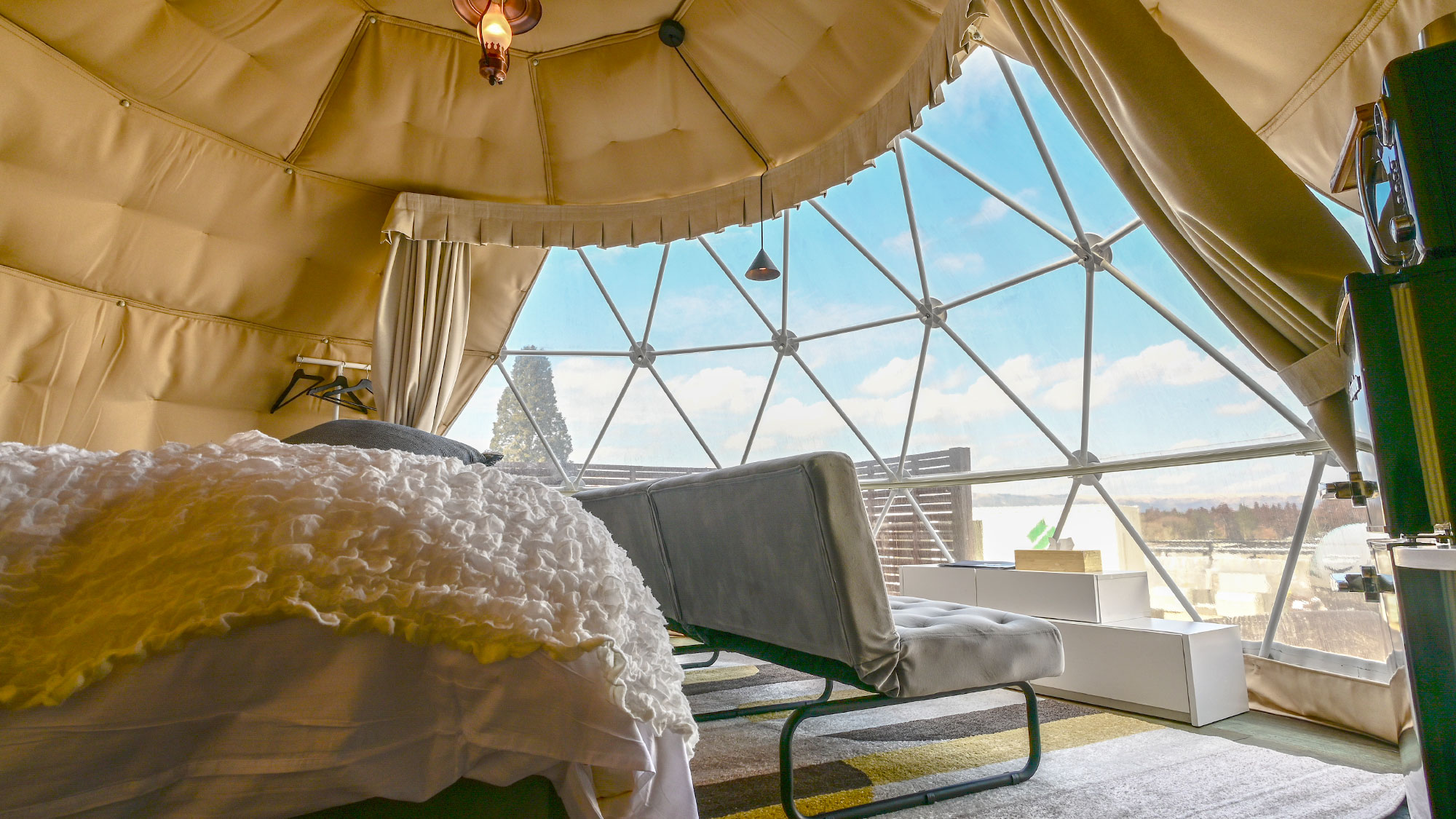 【ネイジュ　&ldquo;雲&rdquo;】グランドームの大きな窓から見える雄大な景色をお楽しみください。