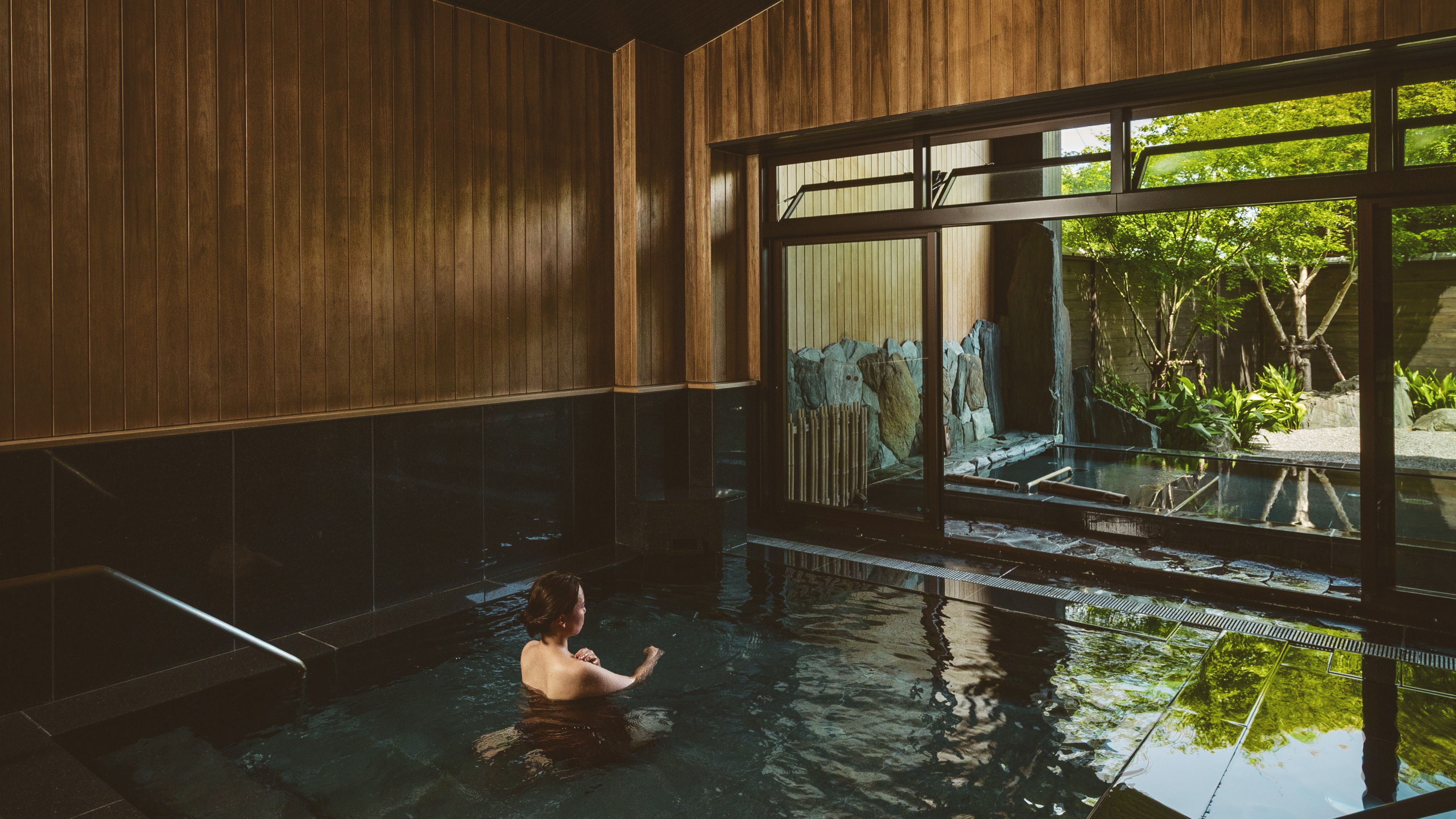 満月をイメージした内湯