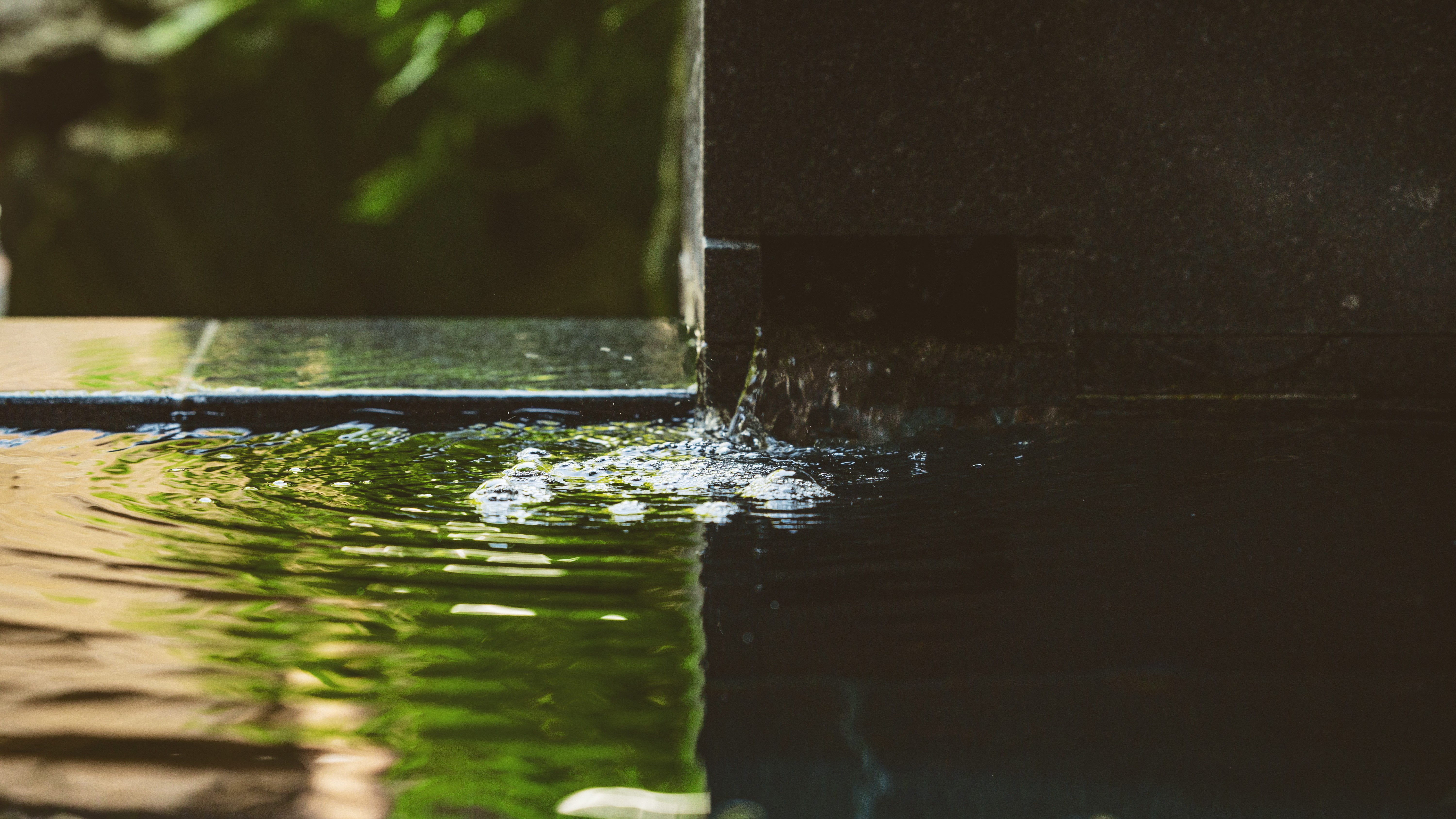 源泉かけ流し「ぬる湯」